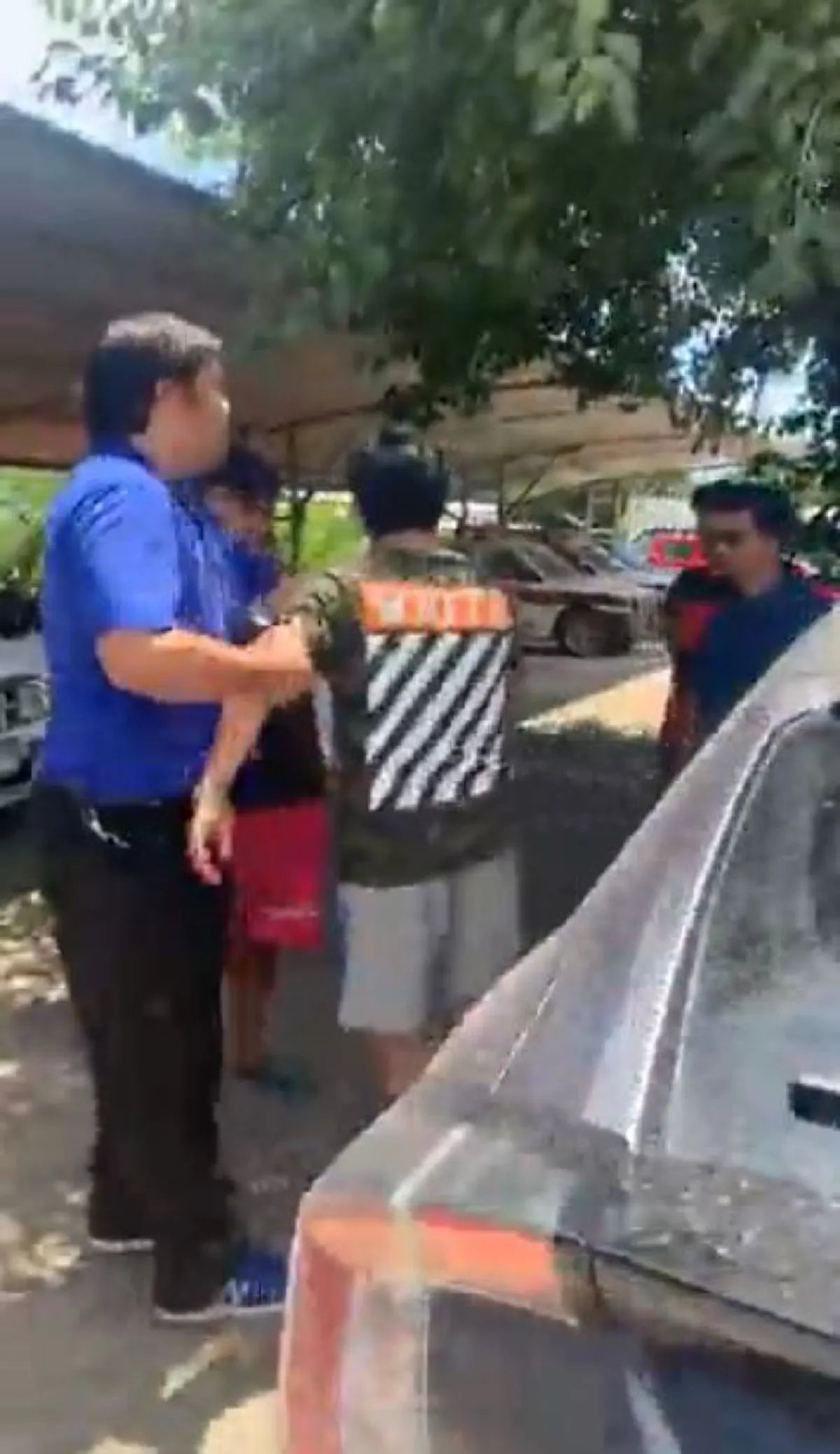 หัวอกคนเป็นเเม่ ทนไม่ไหว เปิดวาร์ปผัวครูสาวทำร้ายลูก ปากเก่งโดดป้องเมียหน้าโรงพัก รู้เท่าไม่ถึงการณ์