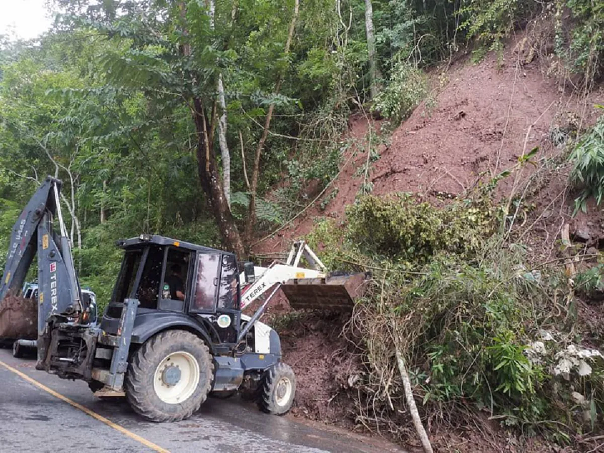สั่งปิดด่านทางขึ้น "ศาลเจ้าพ่อเขาใหญ่" ฝนตกหนักทำถนนทรุดตัว หวั่นเกิดอันตราย