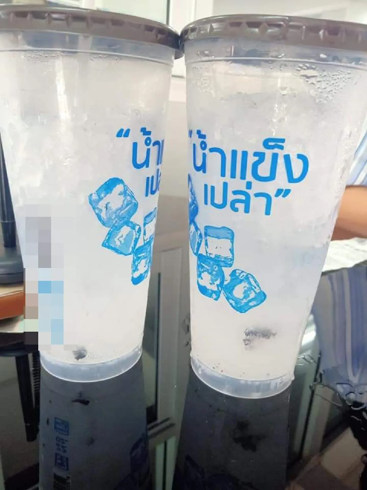 ลูกค้าสาวรับไม่ได้ ซื้อน้ำแข็งในร้านสะดวกซื้อ เจอของแถมโผล่ออกมาเต็มสองตา