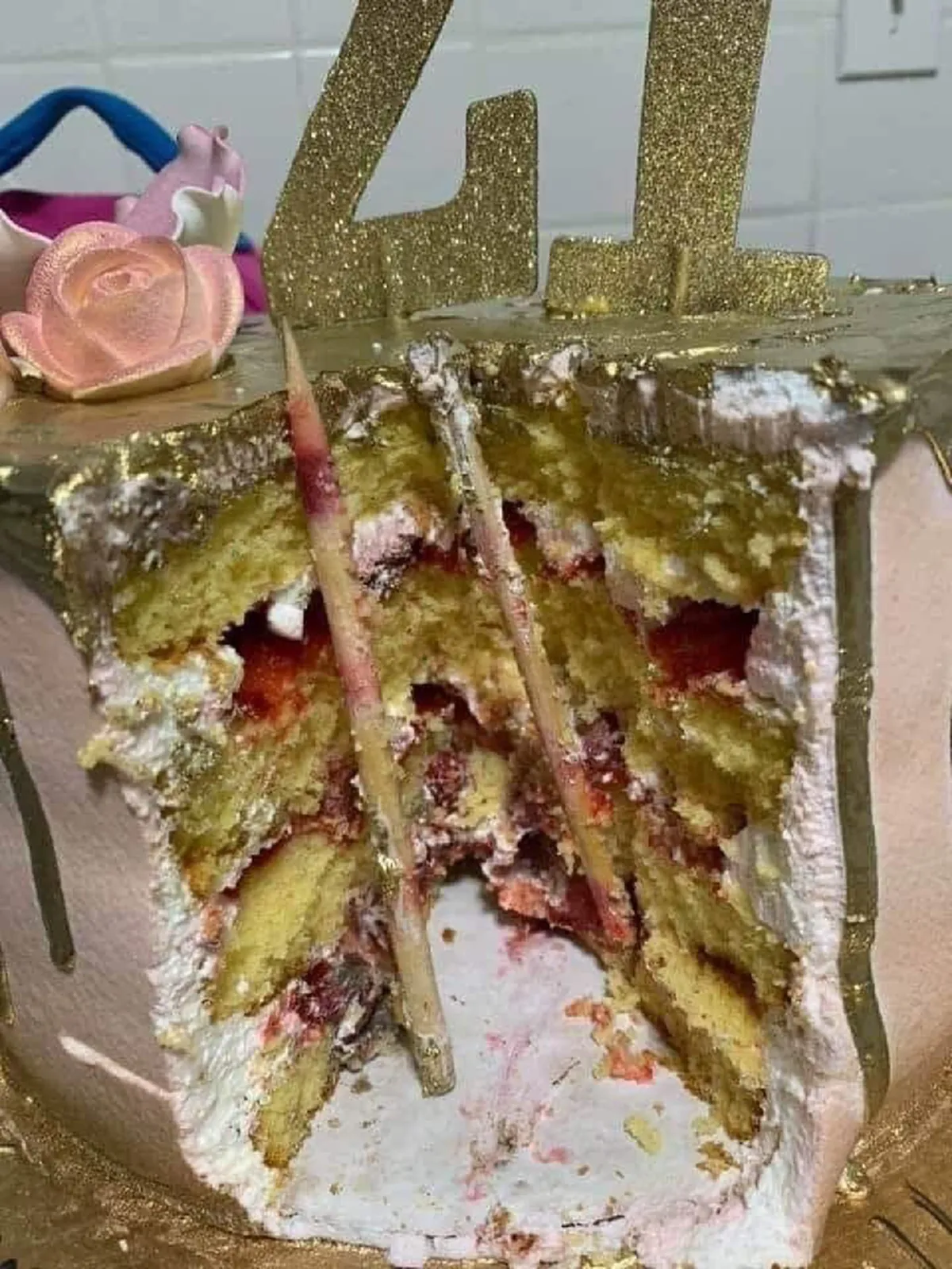 หนุ่มเตือนคนที่ชอบเอาเค้กโปะหน้าเพื่อน ผ่าให้ดูจะๆไม้แหลมที่ร้านเสียบไว้พยุงก้อนเค้ก