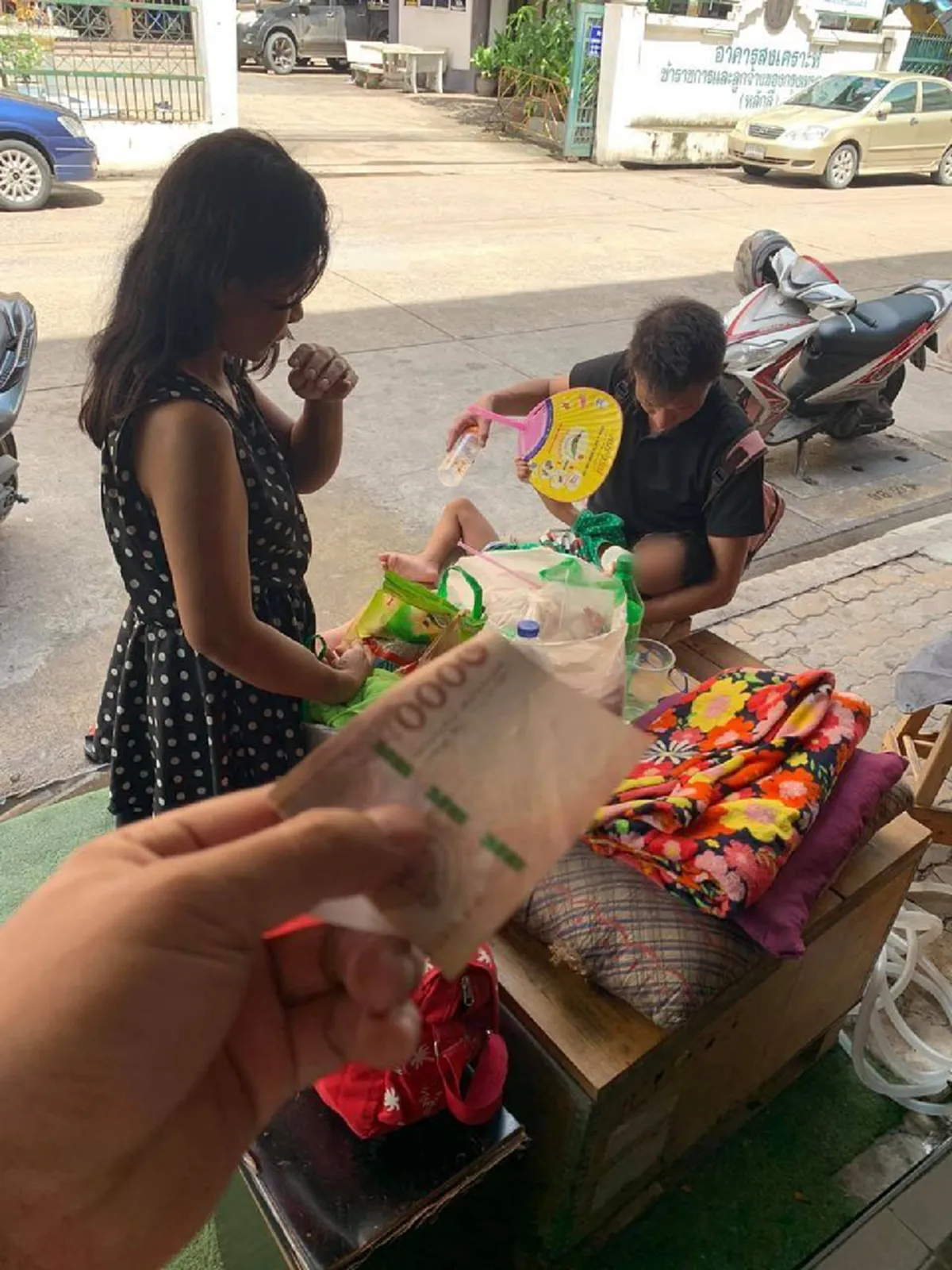 ชาวเน็ตแฉแหลก  3 พ่อ แม่ลูก โป๊ะแตก ใช้ความสงสาร ตกเงินเหยื่อ เปิดห้องให้พักฟรี ก่อนลอกคราบขโมยของยกห้อง เสียหายหลายเคส