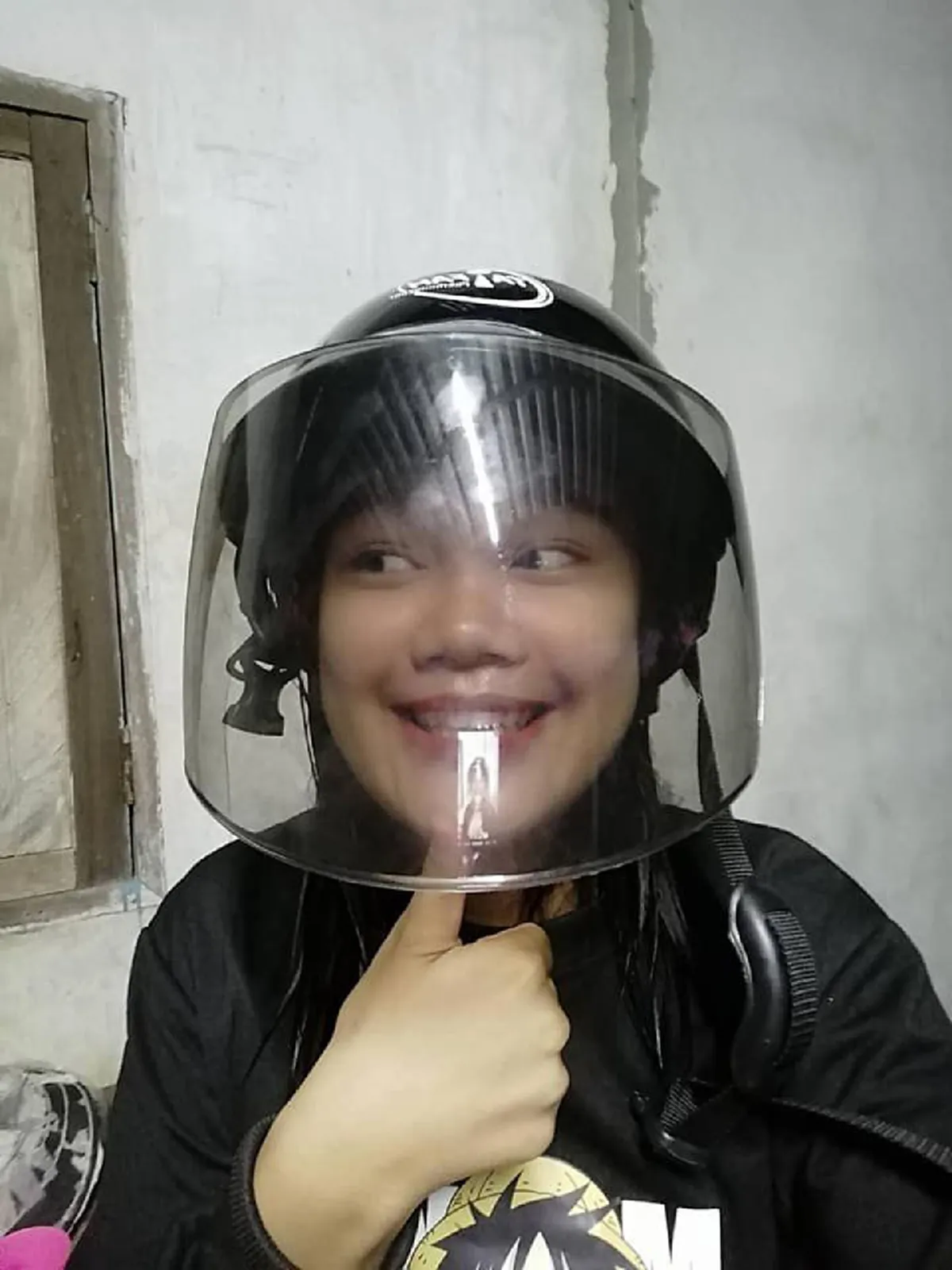 ตร.ด่านวังน้ำเขียว กวักมือเรียกสาวน้อยขี่จยย. ไม่สวมหมวกกันน็อค ก่อนได้ฟังเรื่องราวชีวิตต้องตัดใจปรับไม่ลง
