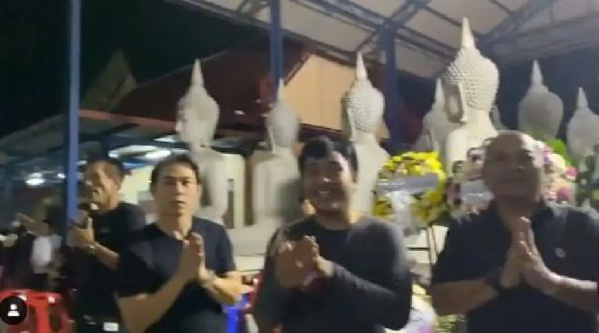 โผล่คลิป บรรยากาศสวดพระอภิธรรม โรเบิร์ต สายควัน แต่กลับโดนโฟกัสที่ด้านหลัง ชายปริศนา