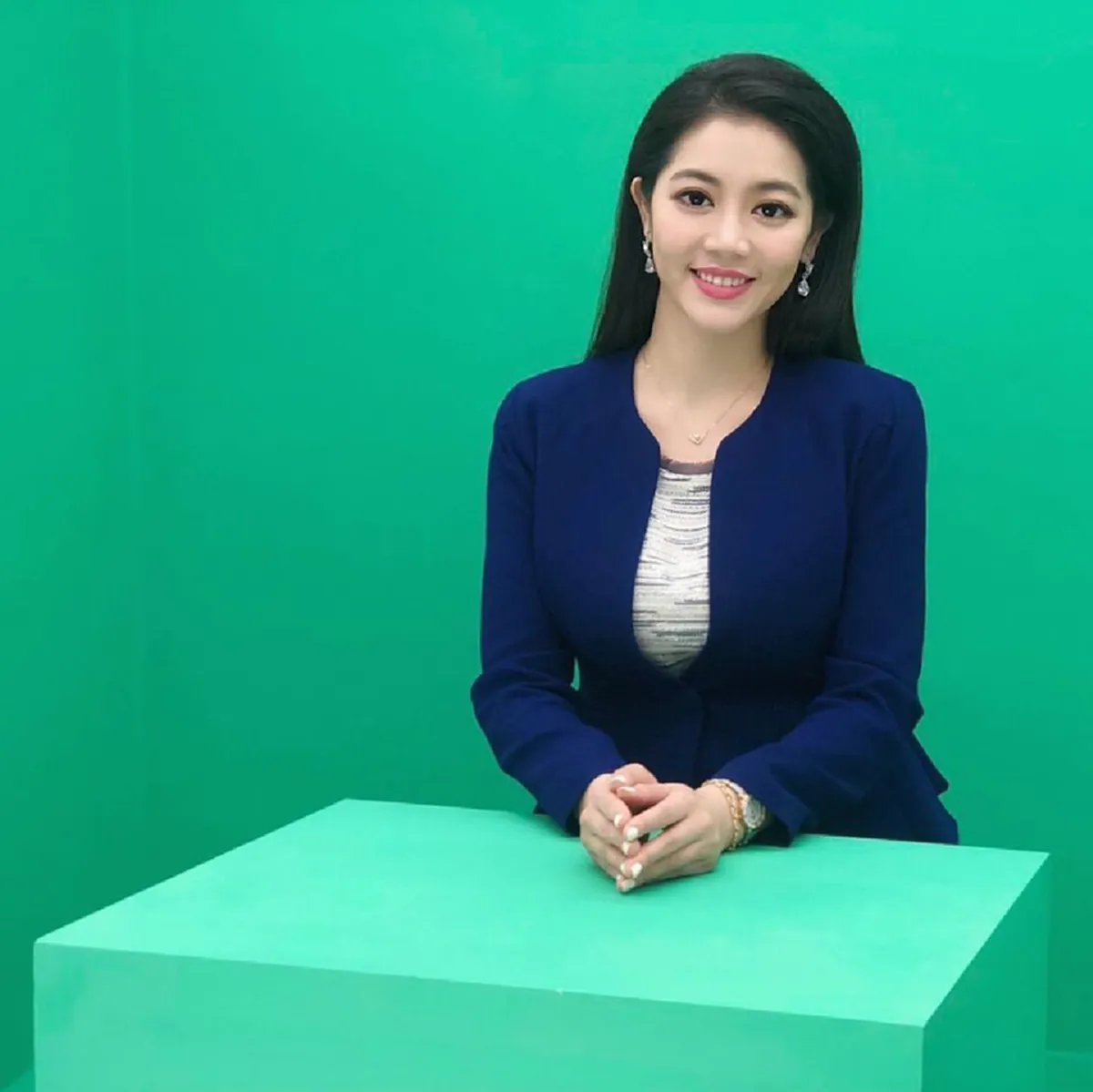 เปิดภาพเบื้องหลัง ผู้ประกาศข่าว ใต้โต๊ะหลังฉากกั้น ที่หลายคนไม่เคยเห็น