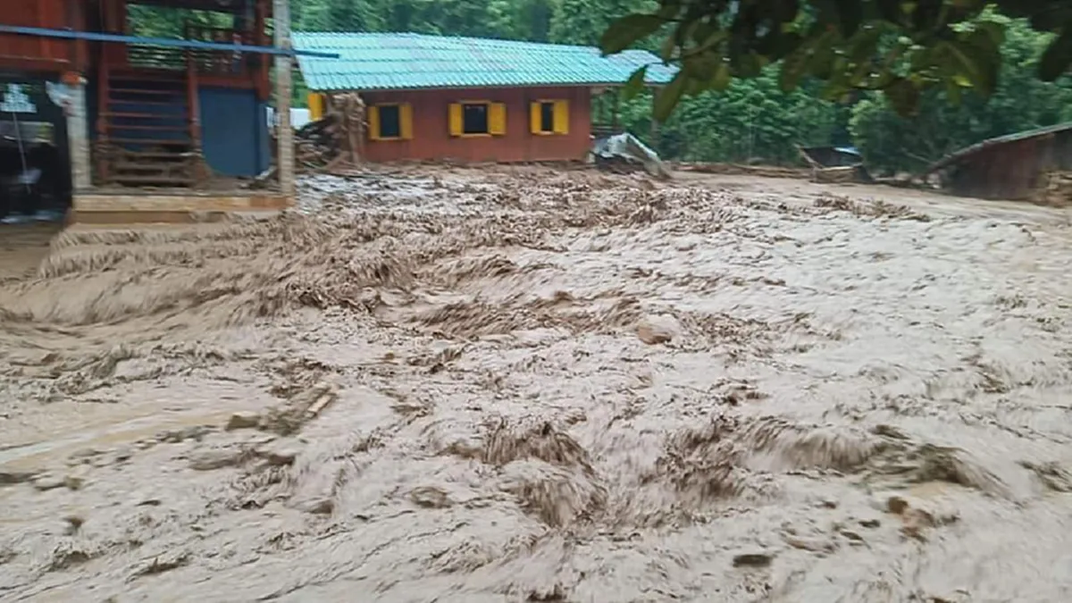 น้ำป่าซัดถล่มหมู่บ้านในจังหวัดเชียงราย บ้านและรถถูกพัดหายไปกับสายน้ำ