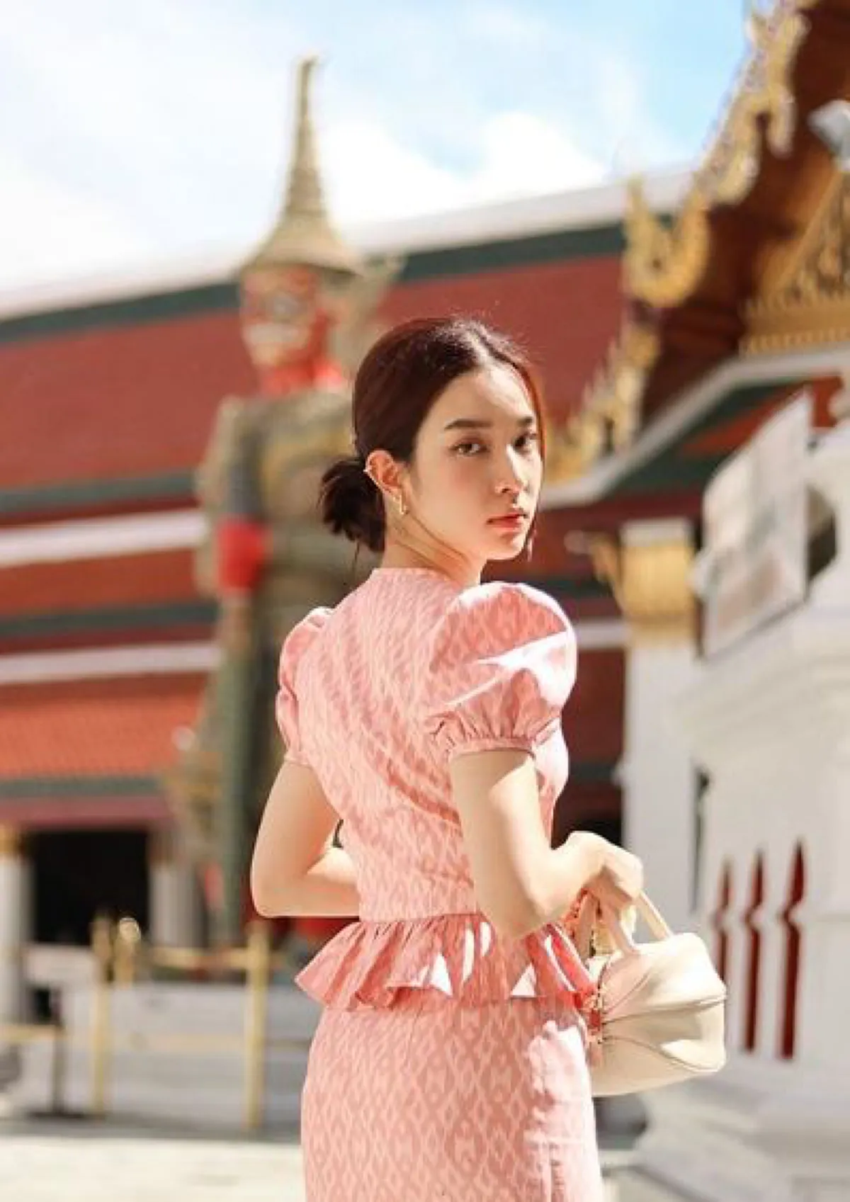 "พรีม-บัว-โม-เปรี้ยว-พัดพัด-แพรว" แก๊งนางเอก แต่งชุดผ้าไทยเข้าวัดทำบุญ รักษาเอกลักษณ์ประจำชาติ