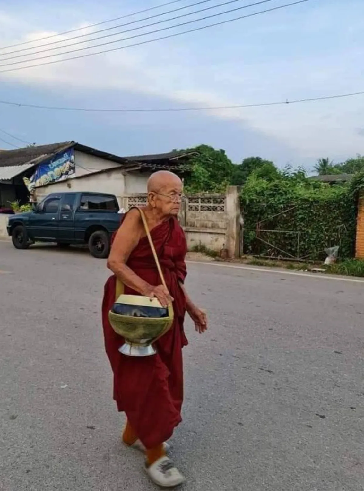 กราบสาธุ หลวงปู่ครูบาบุญเป็ง เนื้อนาบุญแห่งพระนักปฏิบัติที่แท้จริง  อายุ 99 ปี ยังบิณฑบาตเป็นกิจวัตร ไม่เคยขาด