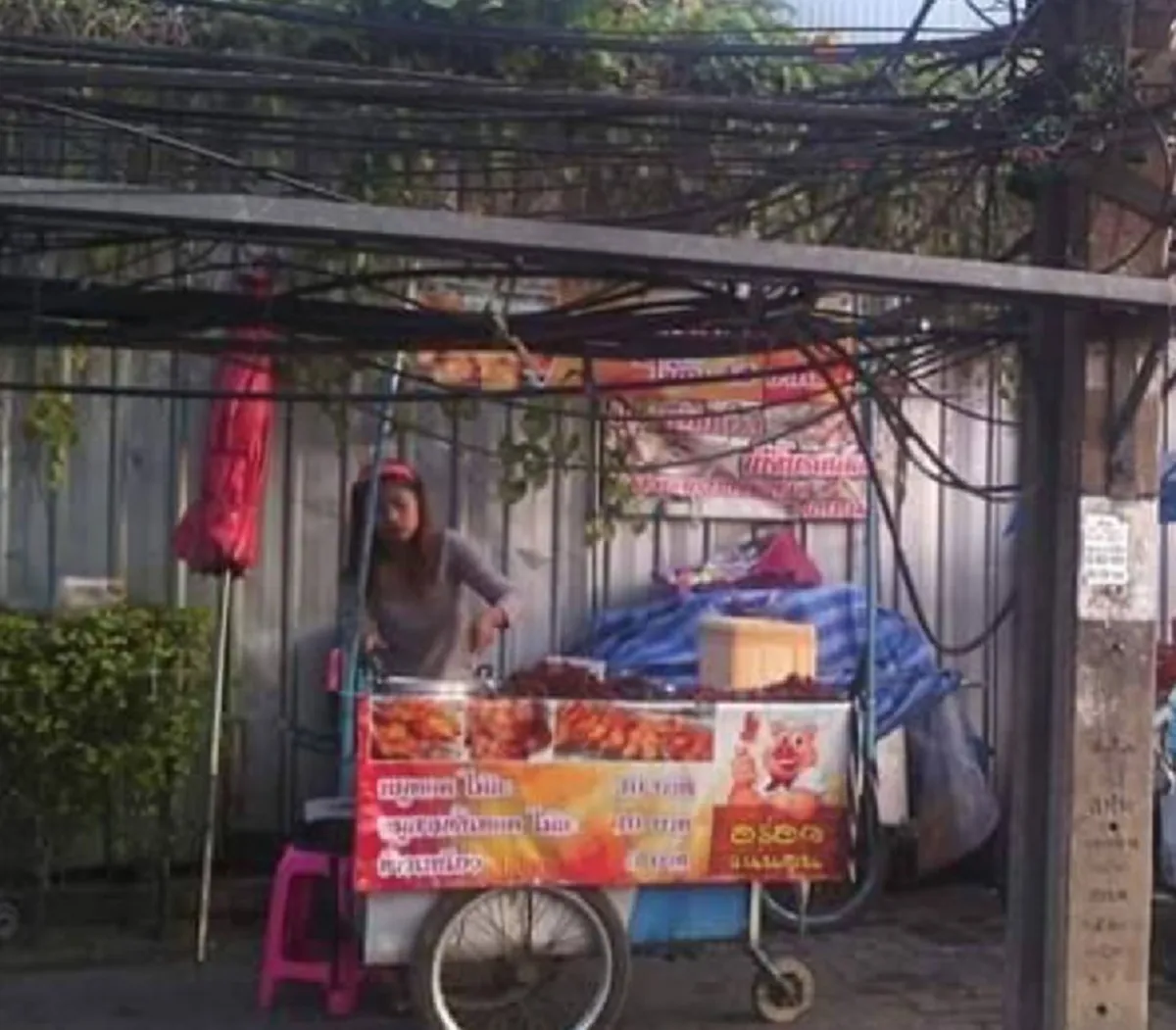 สาวเล่าเส้นทางชีวิต จากเสื้อผืนหมอนใบ สู่เจ้าของร้านหมูทอดพารวย ที่มีพร้อมทุกอย่าง