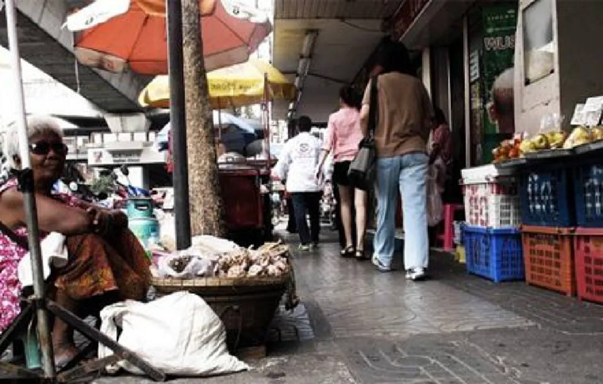 ชาวบ้านเตรียมตัว ครม. มีมติเห็นชอบจัดระเบียบทางเท้า แก้ปัญหาหาบเร่-แผงลอย