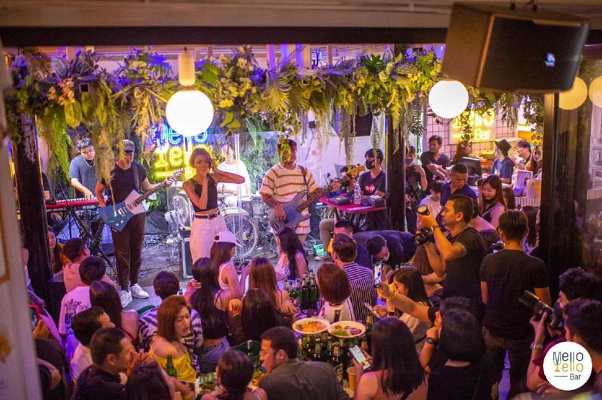 โม ปริณาห์ เปิดตัวคาเฟ่ Mello Yello Bar กับคอนเสิร์ตวงเคลียร์ แพท-เคลลี่ ร่วมยินดี