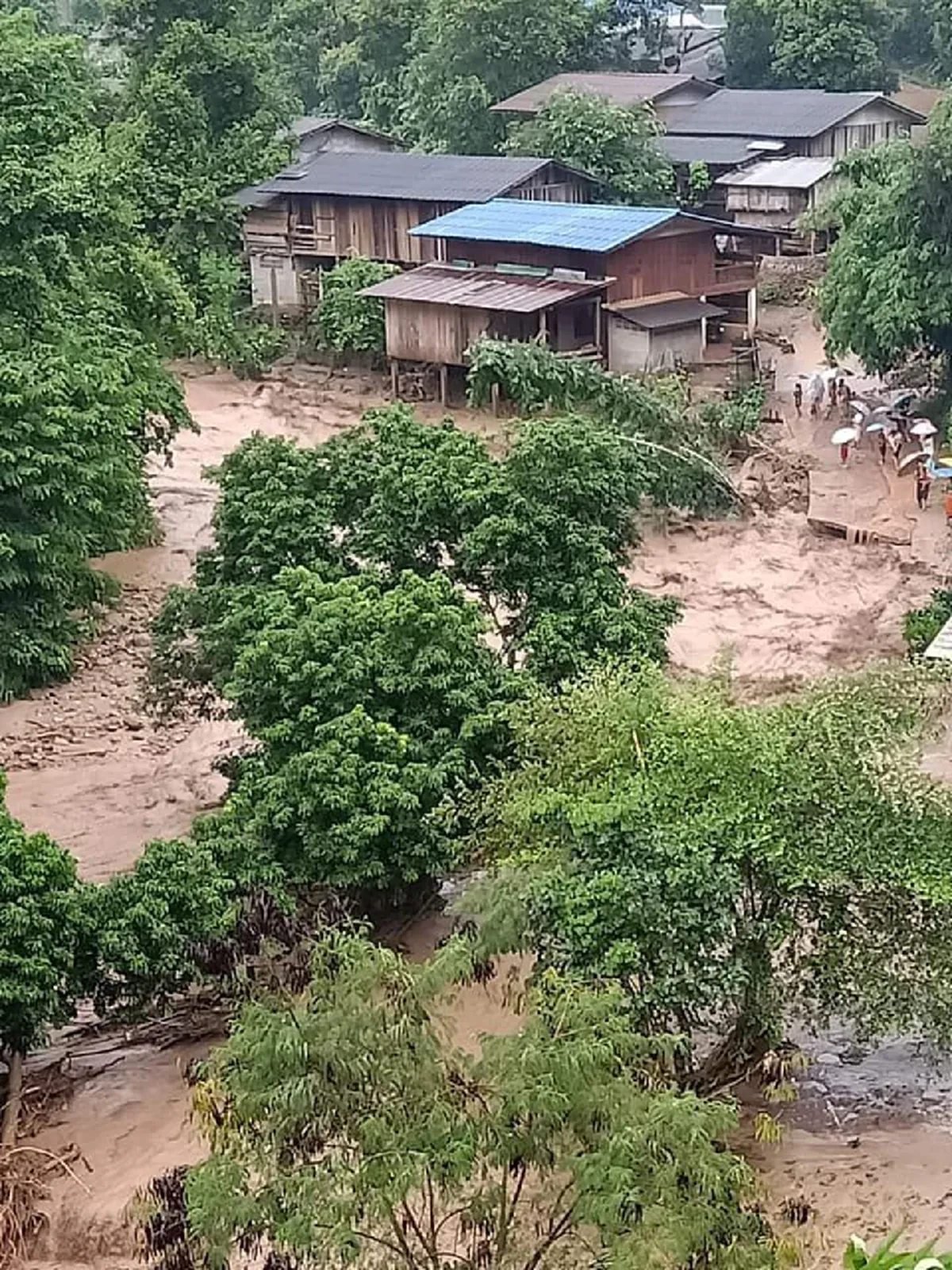 น้ำป่าซัดถล่มหมู่บ้านในจังหวัดเชียงราย บ้านและรถถูกพัดหายไปกับสายน้ำ
