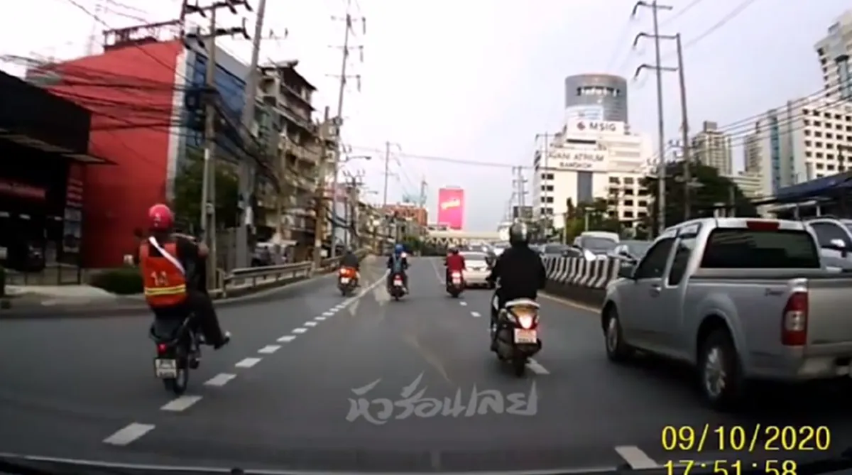 หนุ่มวินมอเตอร์ไซค์รับจ้างซิ่งยกล้อกลางเมือง สุดท้ายรถเสียหลักล้มไม่เป็นท่า