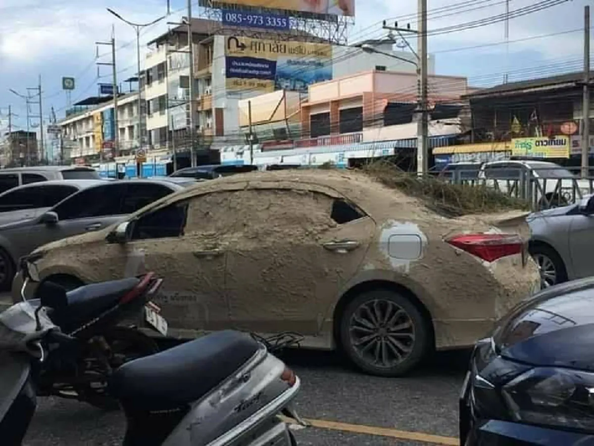 หนุ่มชอบของแปลก ขับรถเปื้อนโคลนโชว์หรากลางถนน จยย.ขับตามหลังแทบต้องเบรคล้อปัด