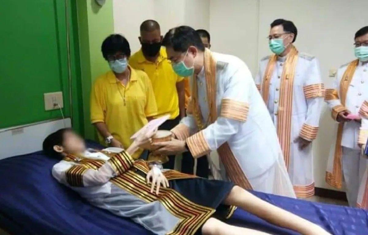 กรมสมเด็จพระเทพรัตนราชสุดาฯ ทรงให้อธิการบดีจุฬาฯ เชิญปริญญาบัตรมอบนิสิตถึงบ้าน หลังป่วยมะเร็งระยะสุดท้าย