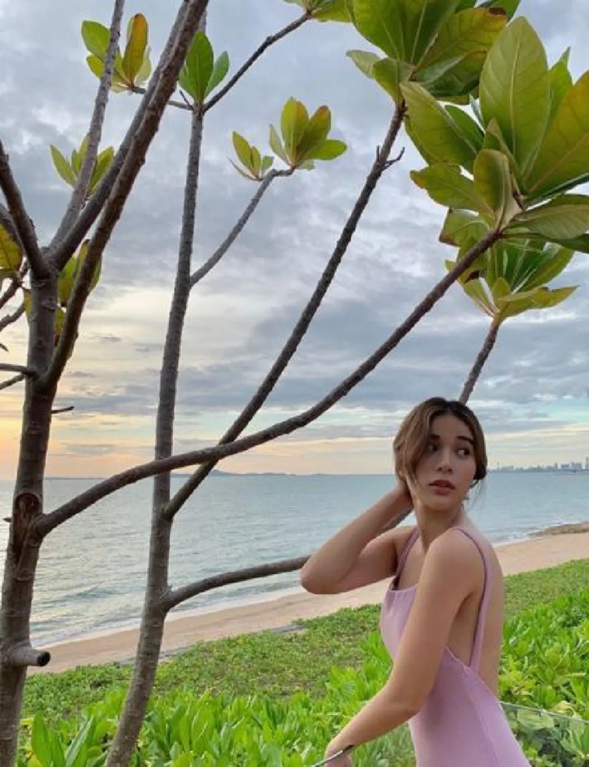 "เก้า สุภัสสรา" อวดหุ่นเซ็กซี่เบาๆ ในชุดว่ายน้ำวันพีชสีสันสดใส ทำหนุ่มๆ ตาลุกวาว