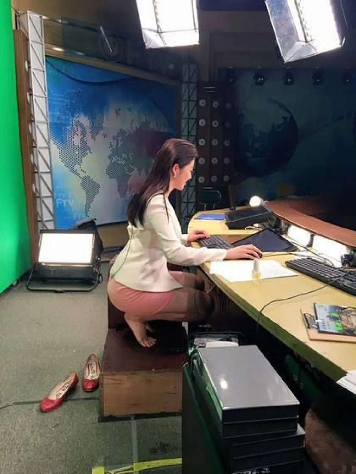 เปิดภาพเบื้องหลัง ผู้ประกาศข่าว ใต้โต๊ะหลังฉากกั้น ที่หลายคนไม่เคยเห็น