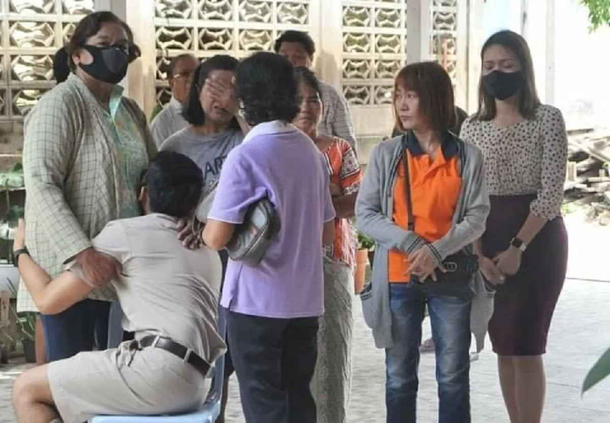 อดีตข้าราชการครูผูกคอตายคาบ้าน ไม่ทราบสาเหตุ ด้านลูกชายเข่าทรุด ร้องไห้แทบขาดใจ ไม่นึกว่าแม่จะคิดสั้น
