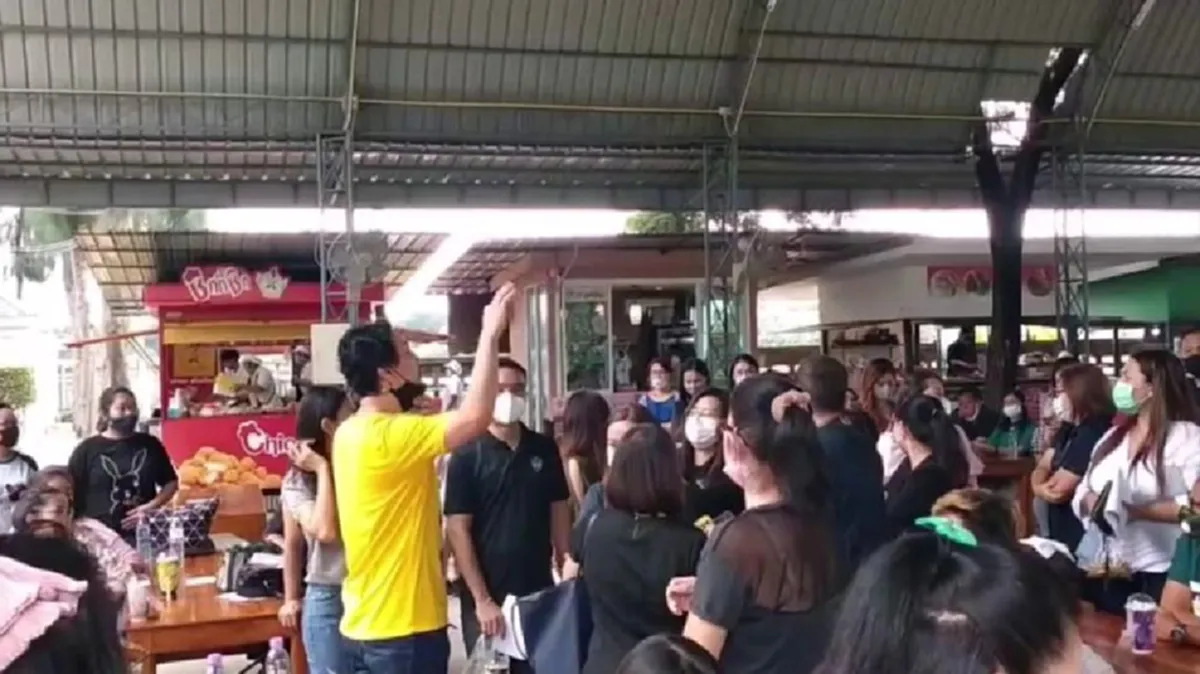 กลุ่มผู้ปกครองกว่า 200 คน รวมตัวบุกโรงเรียน ขอดูกล้องวงจรปิดย้อนหลัง