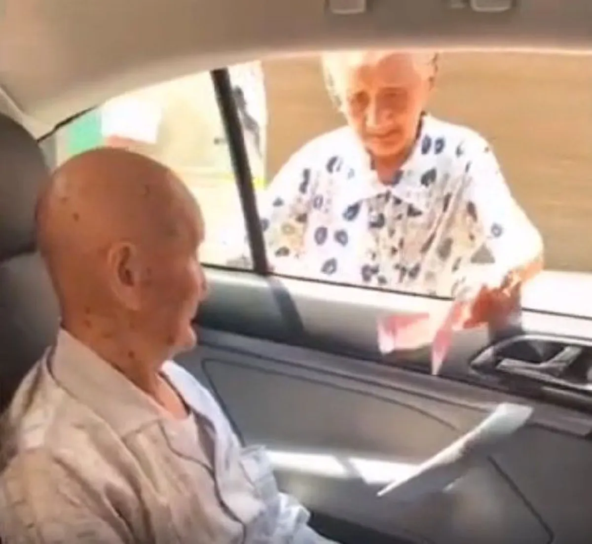 คุณยายยอมเดินทางไกล มาเยี่ยมพี่ชายป่วย เจอหน้าถึงกับปล่อยโฮ แถมแบ่งเงินให้รักษาตัวก่อนจากกัน