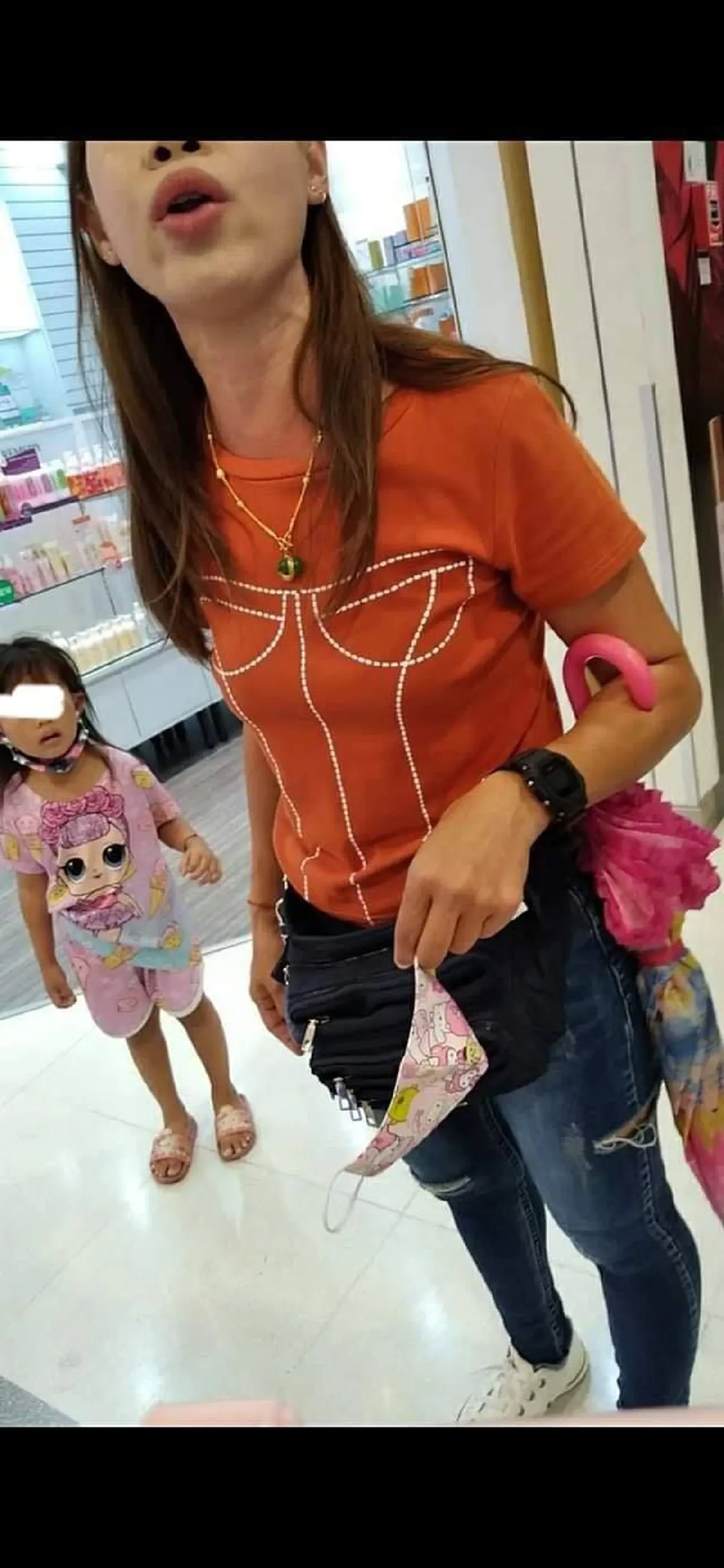 สาวกำลังเข้าห้องน้ำ ก่อนได้ยินเสียงเด็กร้อง แถมได้ยินเสียงตี ทนฟังไม่ไหว จนต้องรีบออกมาห้าม
