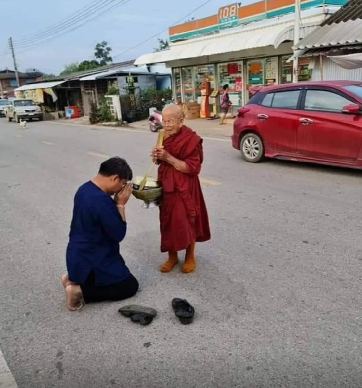 กราบสาธุ หลวงปู่ครูบาบุญเป็ง เนื้อนาบุญแห่งพระนักปฏิบัติที่แท้จริง  อายุ 99 ปี ยังบิณฑบาตเป็นกิจวัตร ไม่เคยขาด