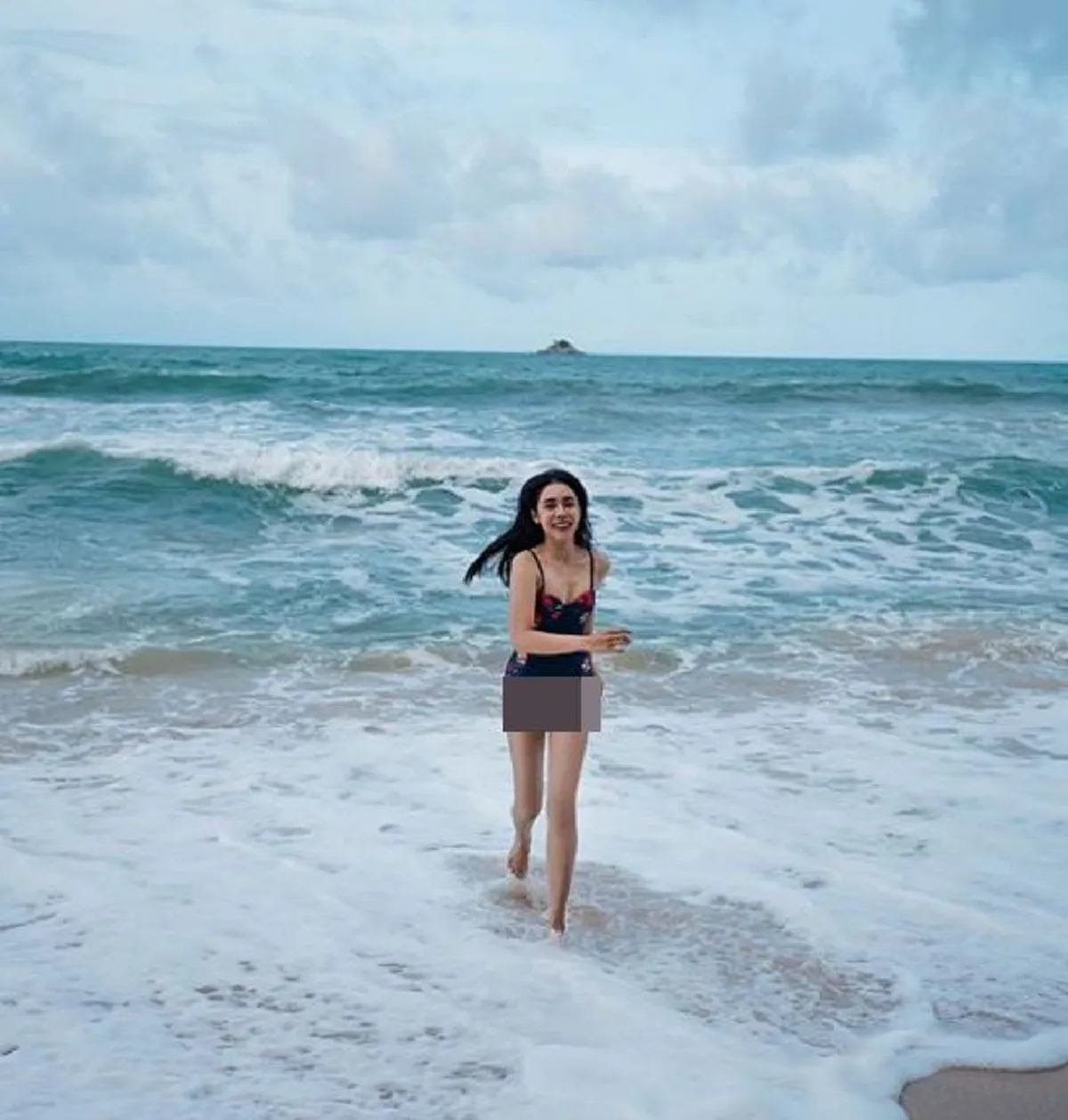 ยุวเรต ภรรยาคุณ สันต์ ศรุตานนท์ อวดหุ่นแซ่บในชุดบิกินี่-วันพีช สุดแซ่บ หลังไปพักผ่อนที่ทะเล