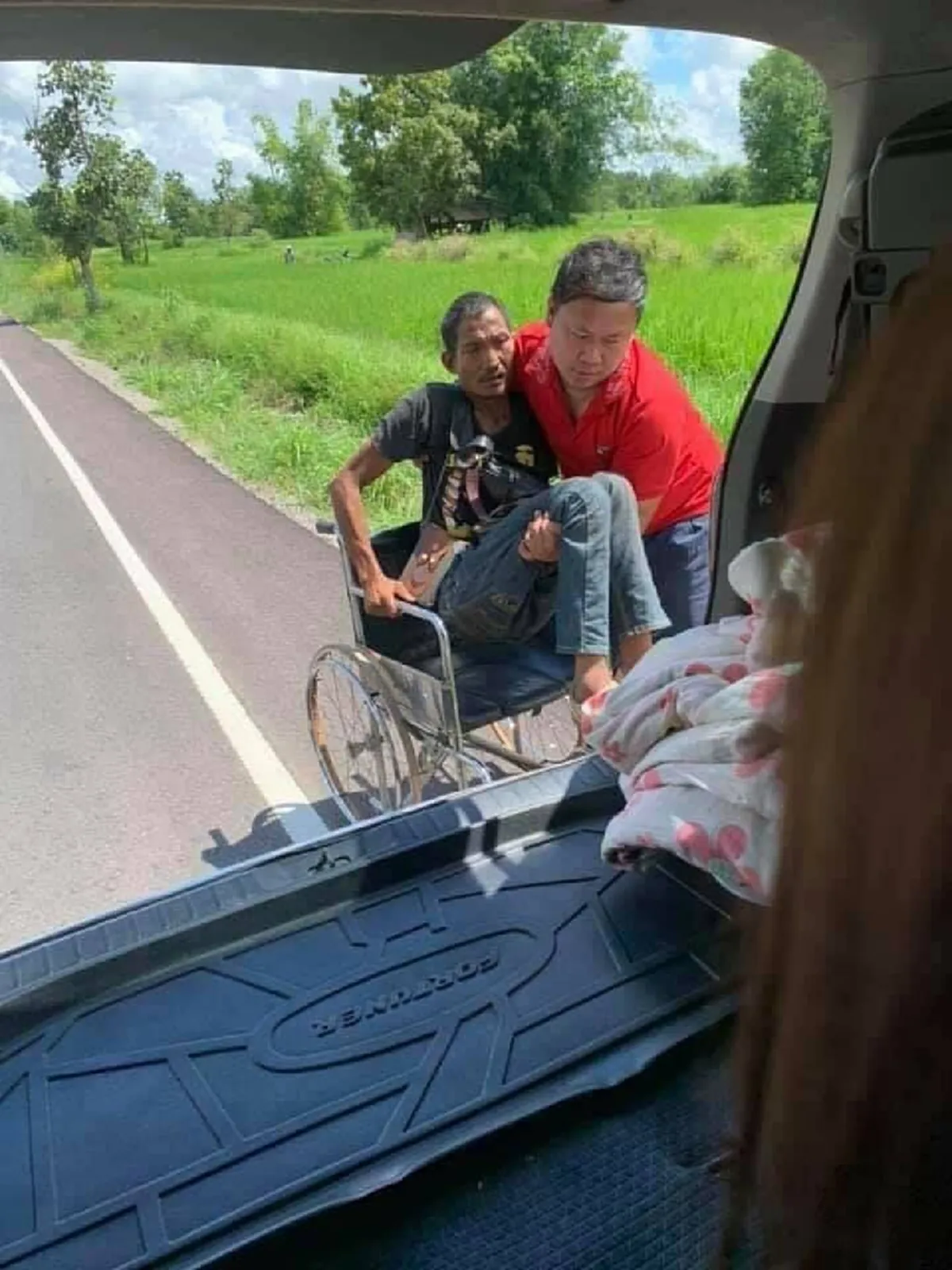 สาวขับรถผ่านทาง เห็นชายใช้มือปั่นรถเข็นอยู่ริมถนน ก่อนบอกสามีจอดรถด่วน