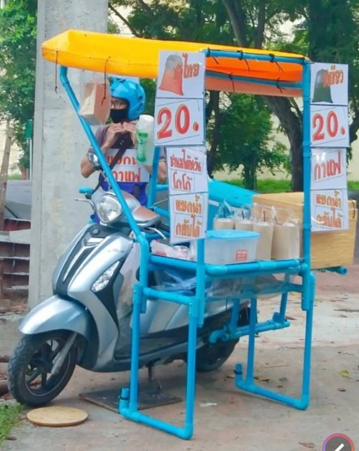 ยุคนี้ต้องประหยัด หนุ่มไอเดียเจ๋ง ใช้ท่อพีวีซี ต่อเป็นรถพ่วงข้างตระเวนขายน้ำชง เลี้ยงชีพ