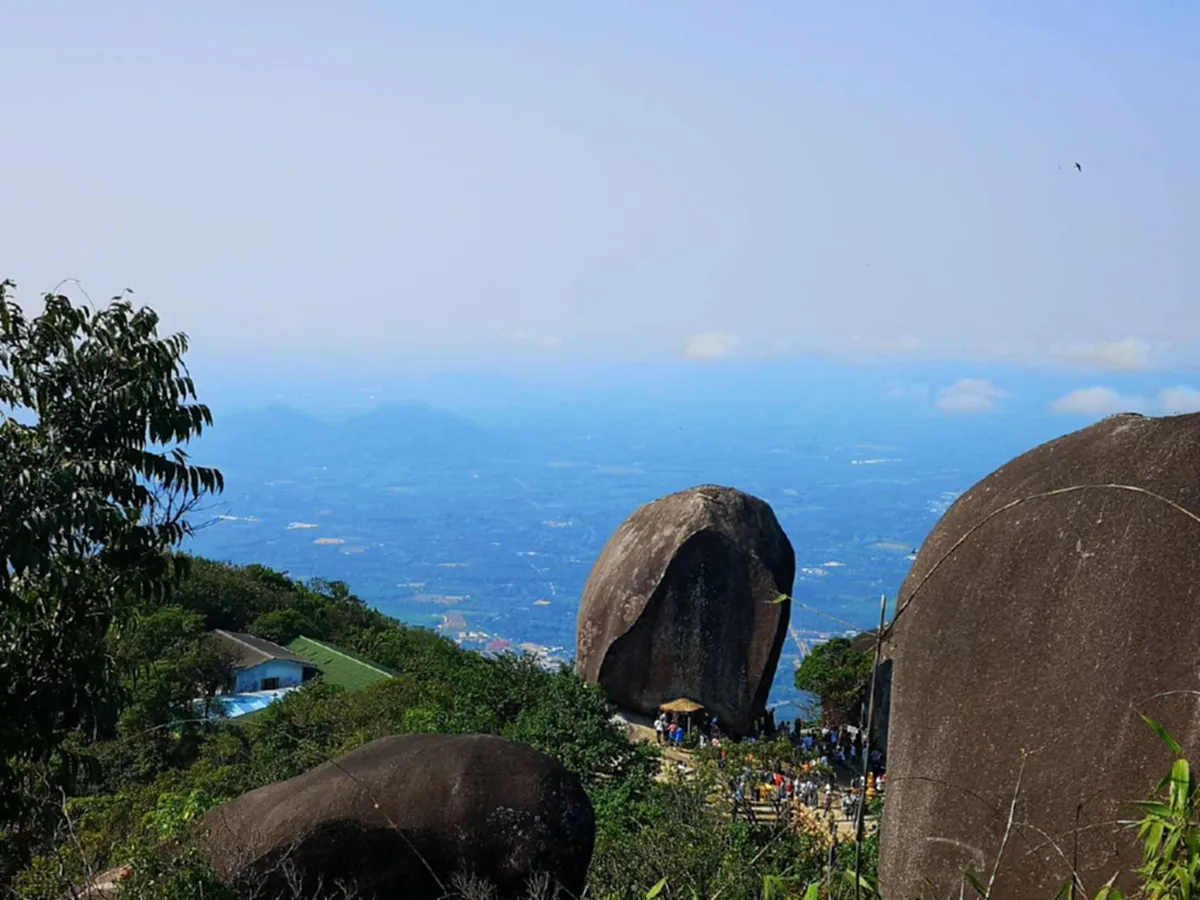 มาเเล้ว กำหนดการประเพณีนมัสการรอยพระพุทธบาทพลวง เขาคิชฌกูฏ ปี64