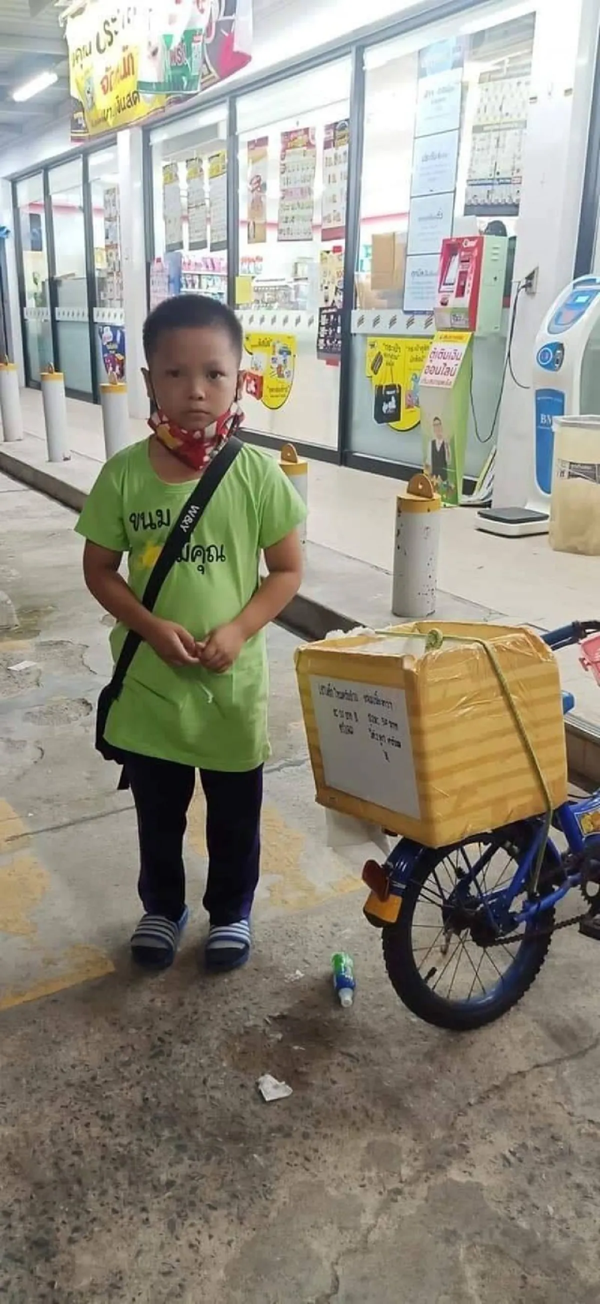 หนูน้อยปั่นจักรยาน เร่ขายขนมเค้ก หาเงินไว้ไปโรงเรียน แบ่งเบาภาระครอบครัว