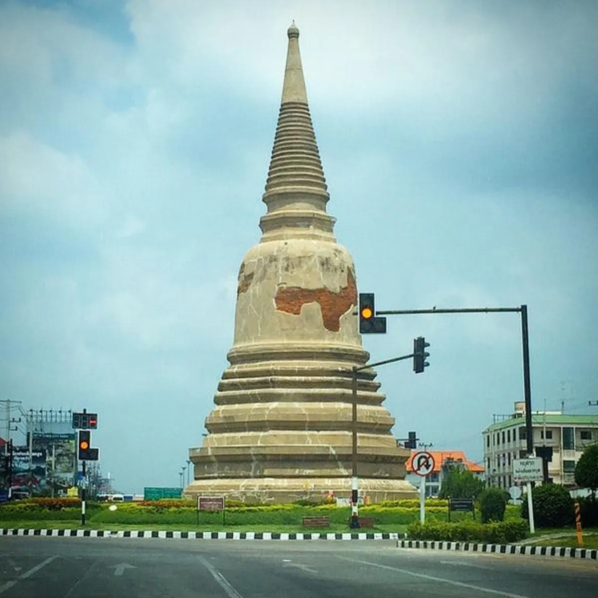 เจดีย์โบราณกลางถนน!! เปิดตำนาน "เจดีย์นักเลง วัดสามปลื้ม" ที่ "เจ้าแม่วัดดุสิต" สร้างฉลองชัยชนะศึกสงครามของ "โกษาเหล็กและโกษาปาน" !!