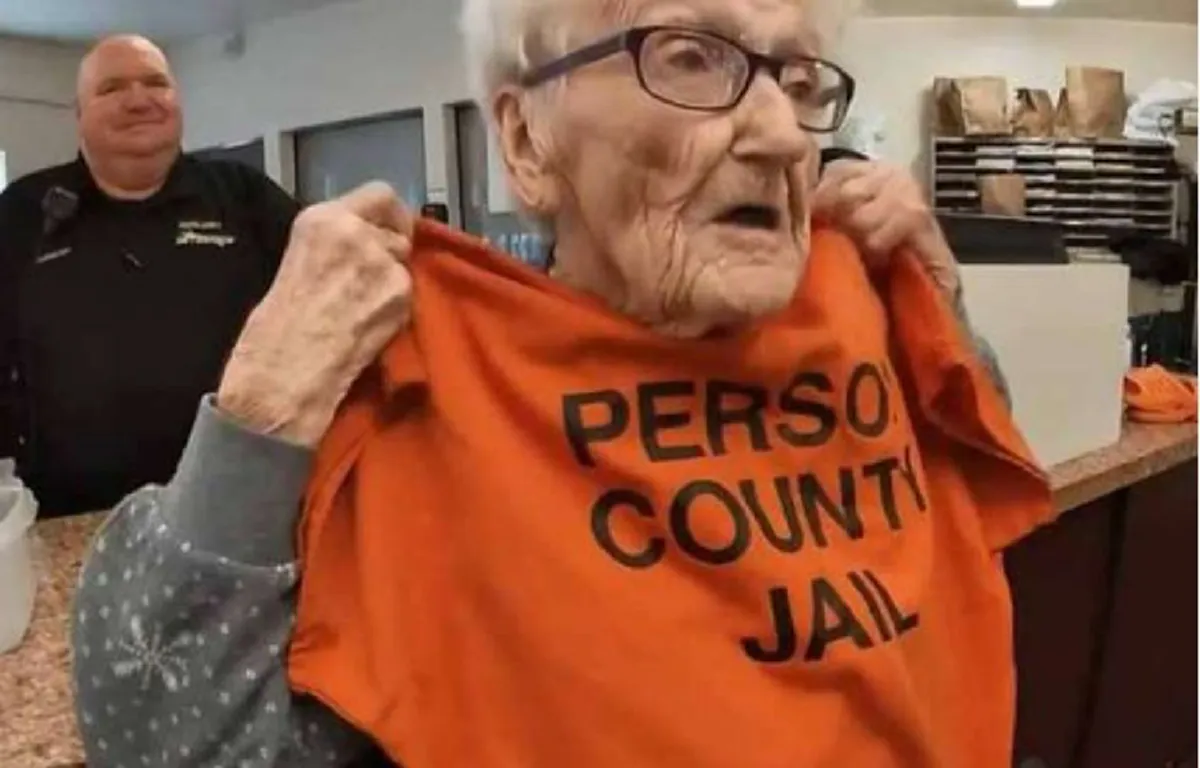 ยายวัย 100 ปีตาเหลือก ถูกตำรวจ 2 นาย เดินมาใส่กุญแจมือ ขณะกำลังฉลองวันเกิด