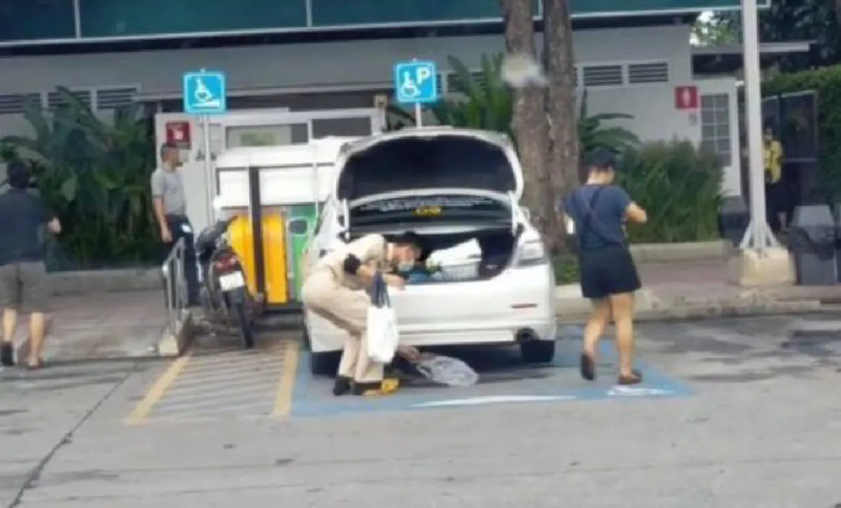 ชาวเน็ตมือดี แอบถ่ายหนุ่มชุดข้าราชการ จอดรถในช่องคนพิการ สุดท้ายเงิบแรง พาทัวร์ลงบ้านตัวเอง