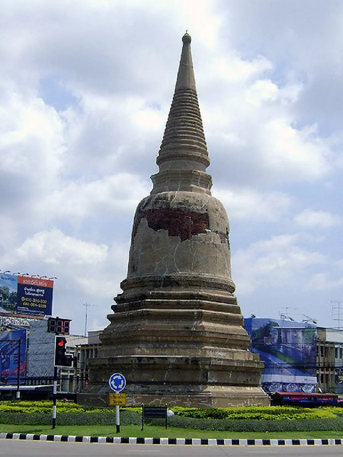 เจดีย์โบราณกลางถนน!! เปิดตำนาน "เจดีย์นักเลง วัดสามปลื้ม" ที่ "เจ้าแม่วัดดุสิต" สร้างฉลองชัยชนะศึกสงครามของ "โกษาเหล็กและโกษาปาน" !!