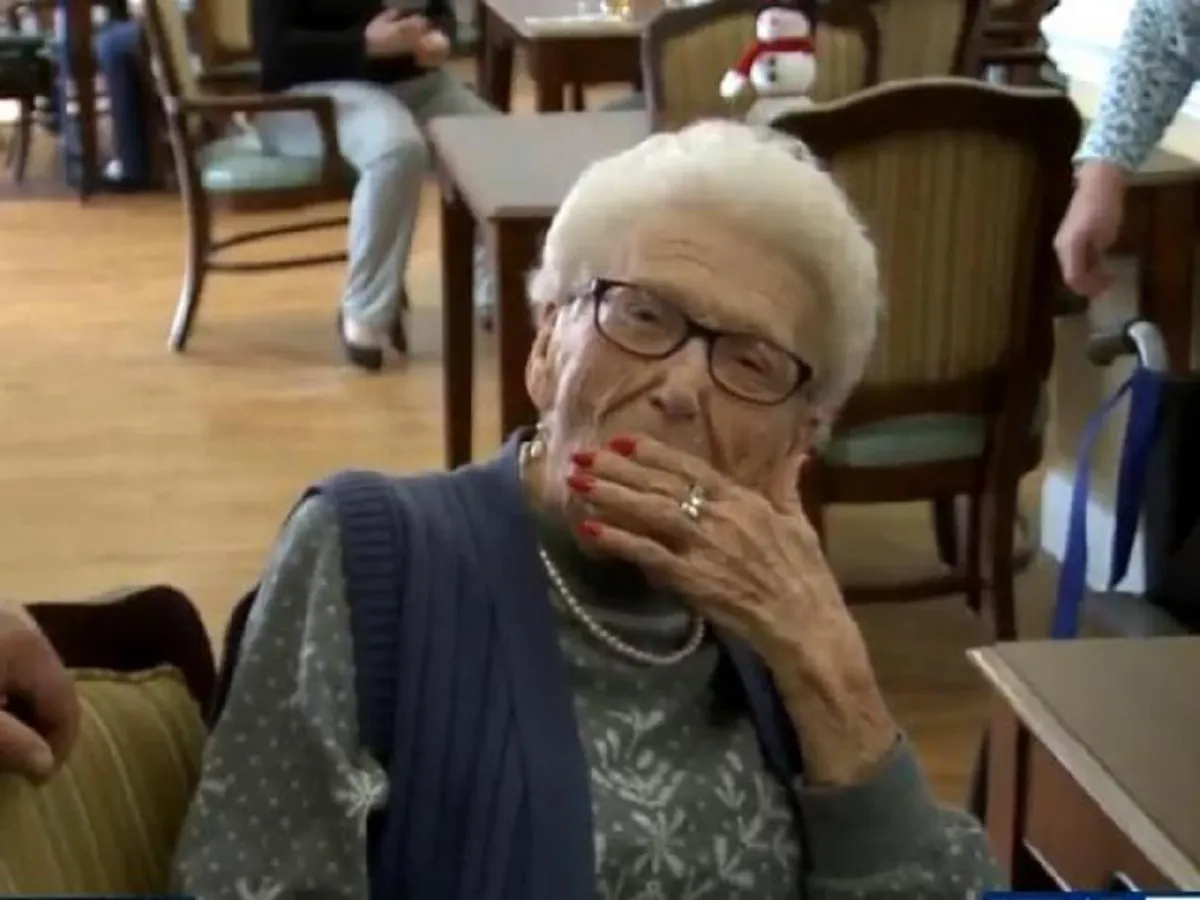 ยายวัย 100 ปีตาเหลือก ถูกตำรวจ 2 นาย เดินมาใส่กุญแจมือ ขณะกำลังฉลองวันเกิด