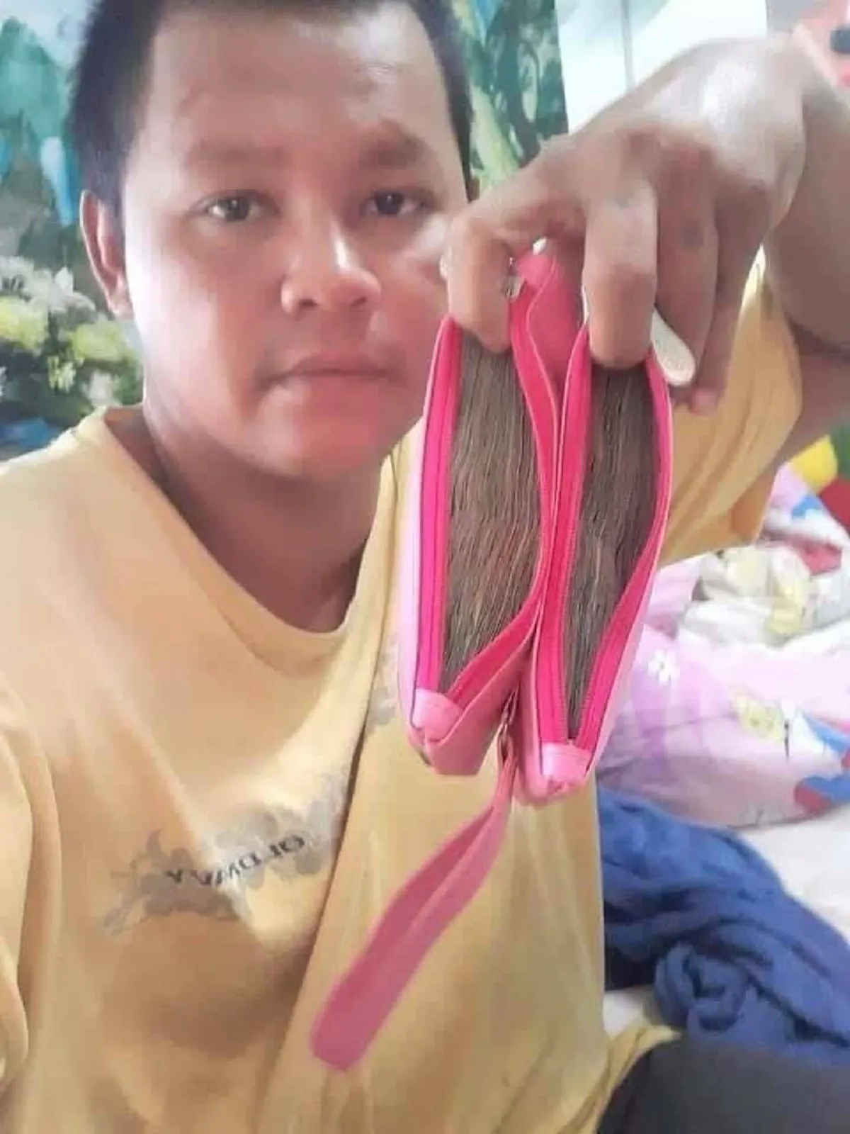 หนุ่มมือไม้สั่นไปส่งเมียเข้างาน เห็นป้าขายข้าวขับรถผ่าน ก่อนสังเกตเห็นกระเป๋าตังค์ เปิดมาปาดเหงื่อส่งโรงพักด่วน