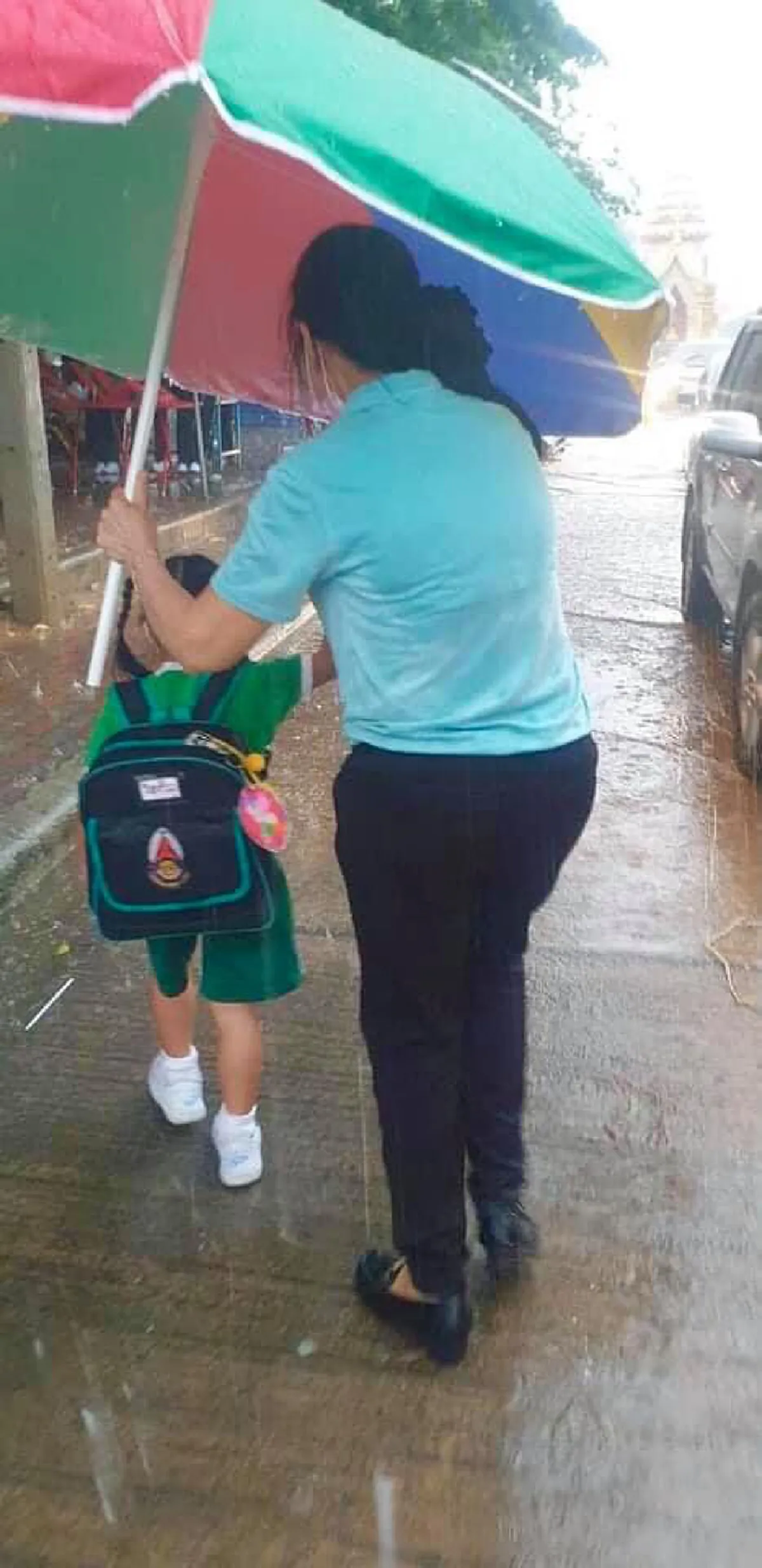 พ่อถึงกับพูดไม่ออก ได้ฟังคำตอบครูอนุบาล เดินลุยน้ำฝ่าฝนมาส่งลูกสาวถึงรถ