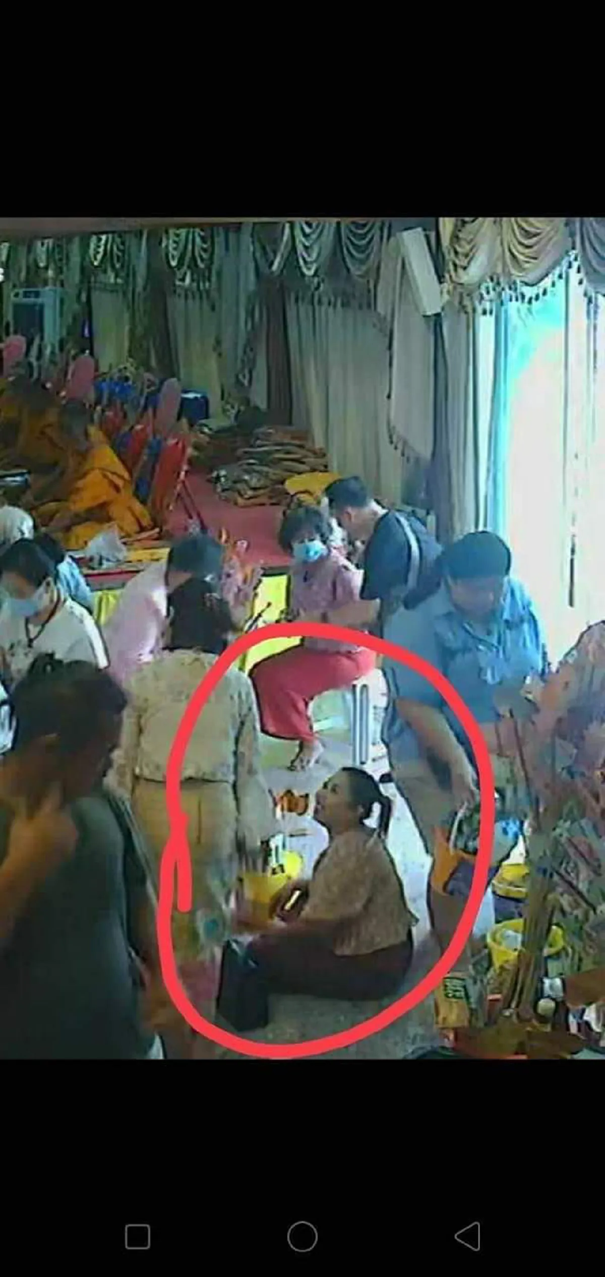 สาวแสบในคราบนักบุญ ตระเวนไปตามงานวัด อาสาช่วยนับเงิน สบโอกาสตอนคนเผลอยัดเงินเข้ากระเป๋าไม่เกรงกลัวบาป