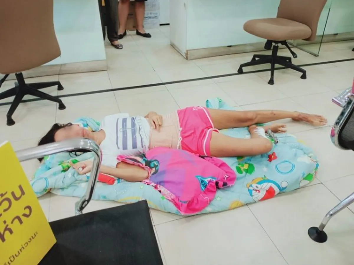 ธนาคาร ไม่ปล่อยผ่านรีบหอบกระเช้า ขอโทษ สาวประสบอุบัติเหตุนอนรอเปิดบัญชีกลางธนาคาร