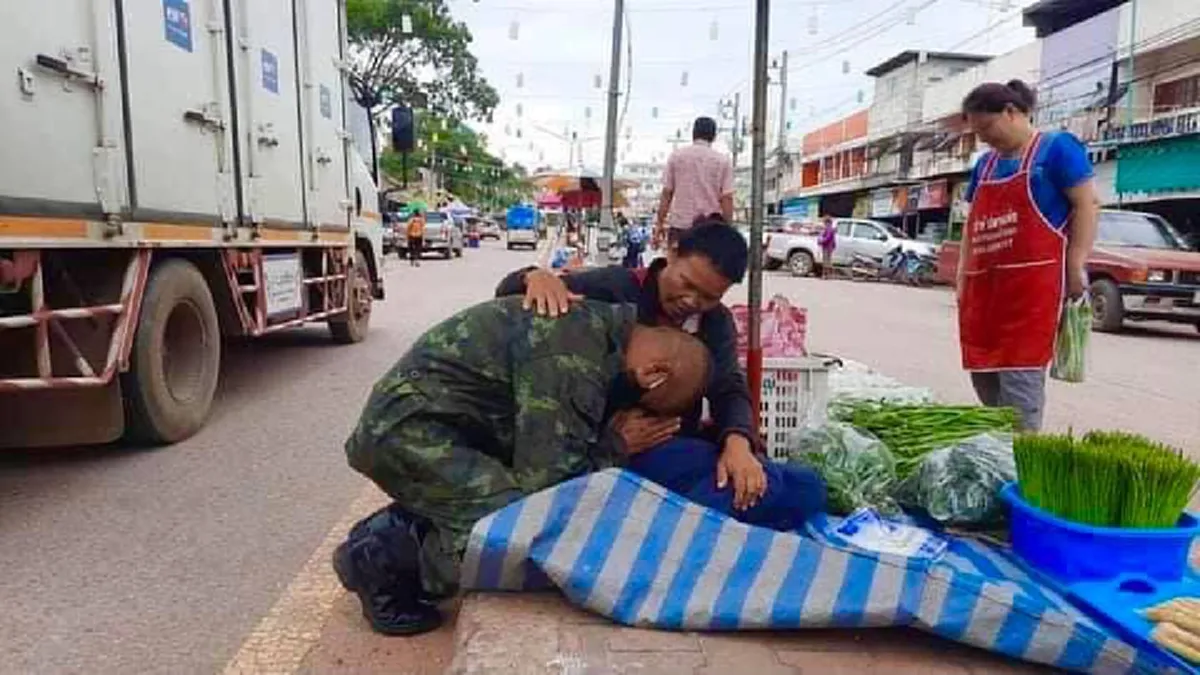 หนุ่มทหารเกณฑ์ ก้มกราบแม่ ยื่นเงินเดือนแรกให้ แม่ครับผมจะเป็นผู้นำครอบครัวเอง