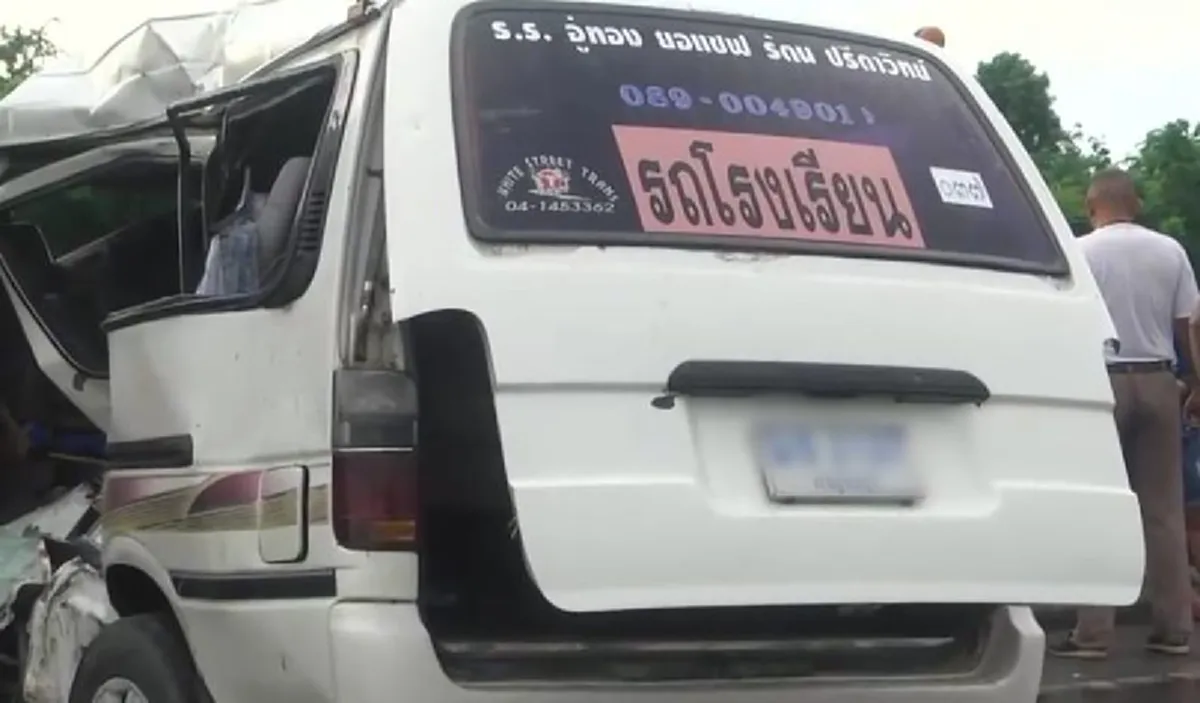 แม่ร่ำไห้ ต้องเอาเค้กมาเป่าหน้าโลงฉลองวันเกิด น้องปลื้มวัย 9 ขวบ เหยื่อรถพ่วงชนรถตู้ นร. ทั้งน้ำตา