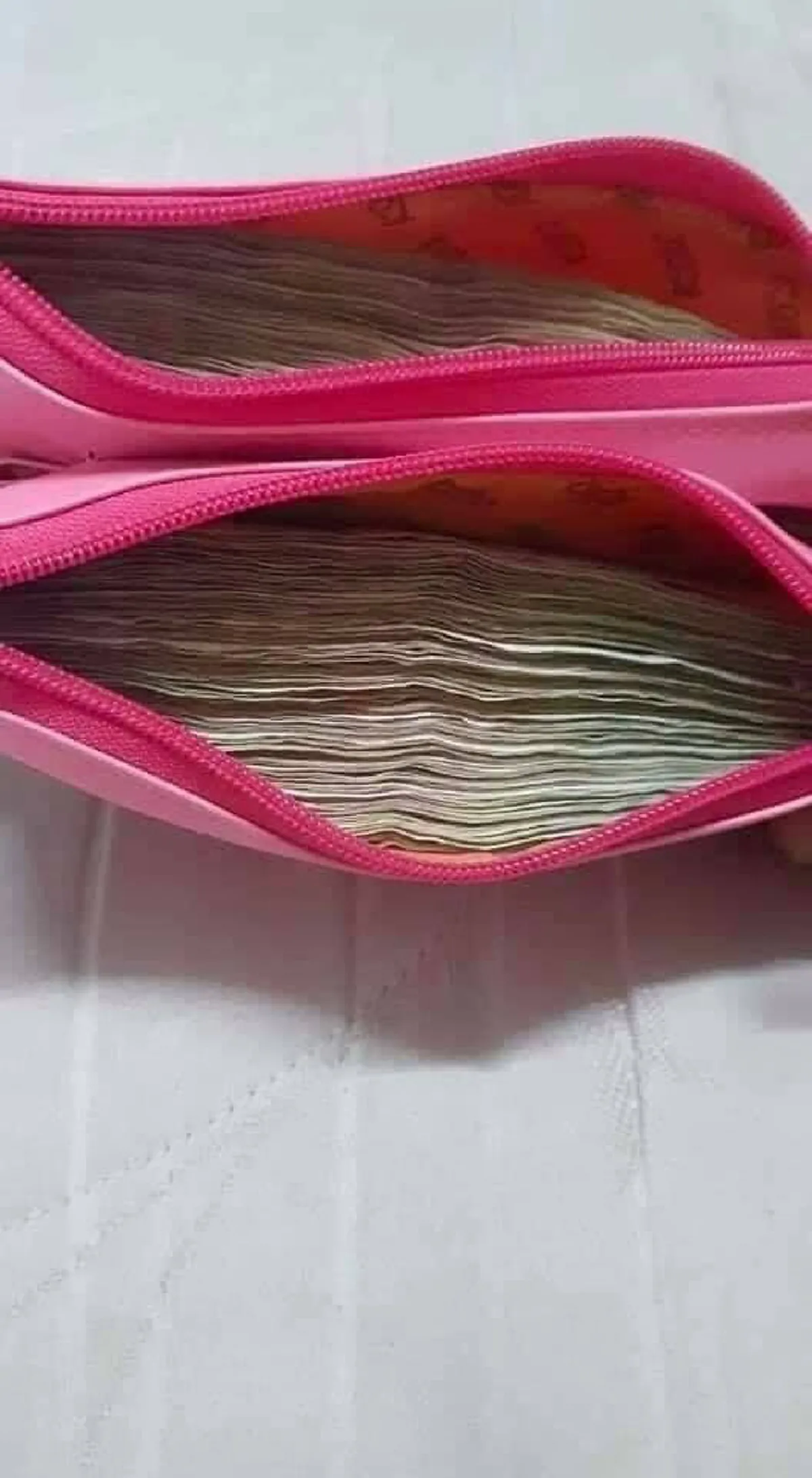 หนุ่มมือไม้สั่นไปส่งเมียเข้างาน เห็นป้าขายข้าวขับรถผ่าน ก่อนสังเกตเห็นกระเป๋าตังค์ เปิดมาปาดเหงื่อส่งโรงพักด่วน