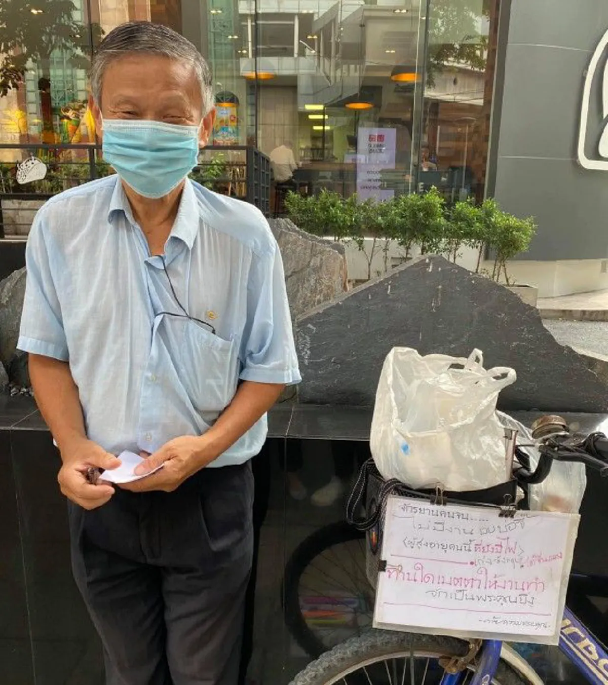 คุณตา วัย 70  ยืนขายลูกอม ไม่หวังตังค์เยอะ  พร้อมป้ายยังไม่หมดไฟอยากได้งาน มั่นใจทำได้แค่จ้างมา