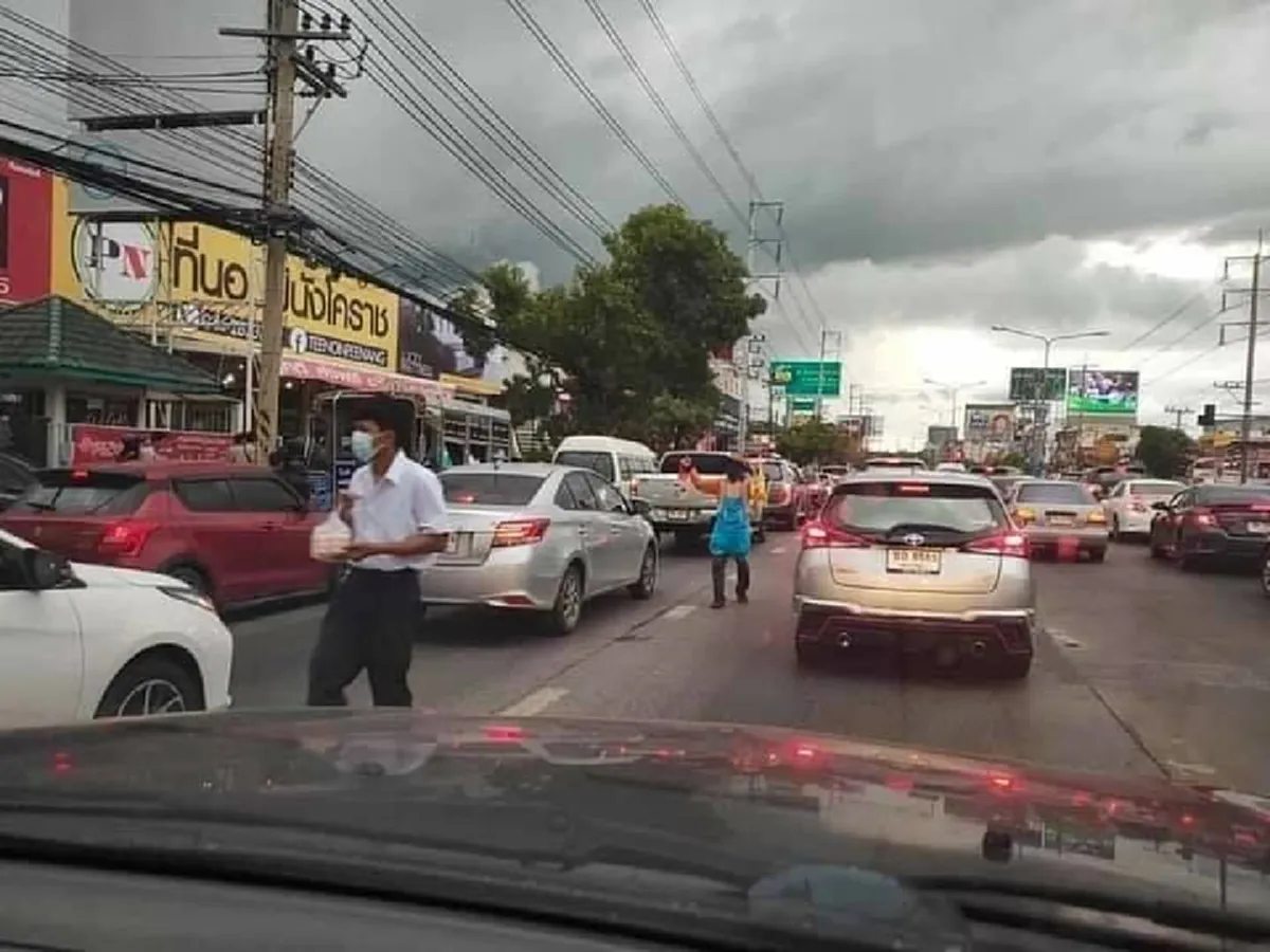 หนุ่มขับรถไปติดไฟแดง เจอหนุ่มน้อยเดินขายนมเปรี้ยวในชุดนักศึกษา ตัดสินใจเอ่ยปากถาม กลายเป็นเรื่องสุดประทับใจ