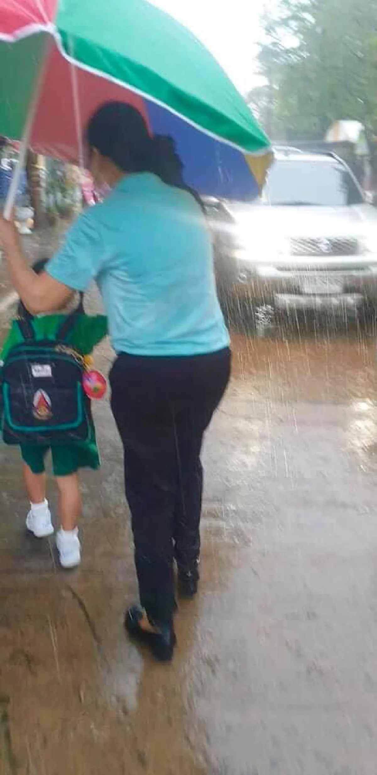 พ่อถึงกับพูดไม่ออก ได้ฟังคำตอบครูอนุบาล เดินลุยน้ำฝ่าฝนมาส่งลูกสาวถึงรถ