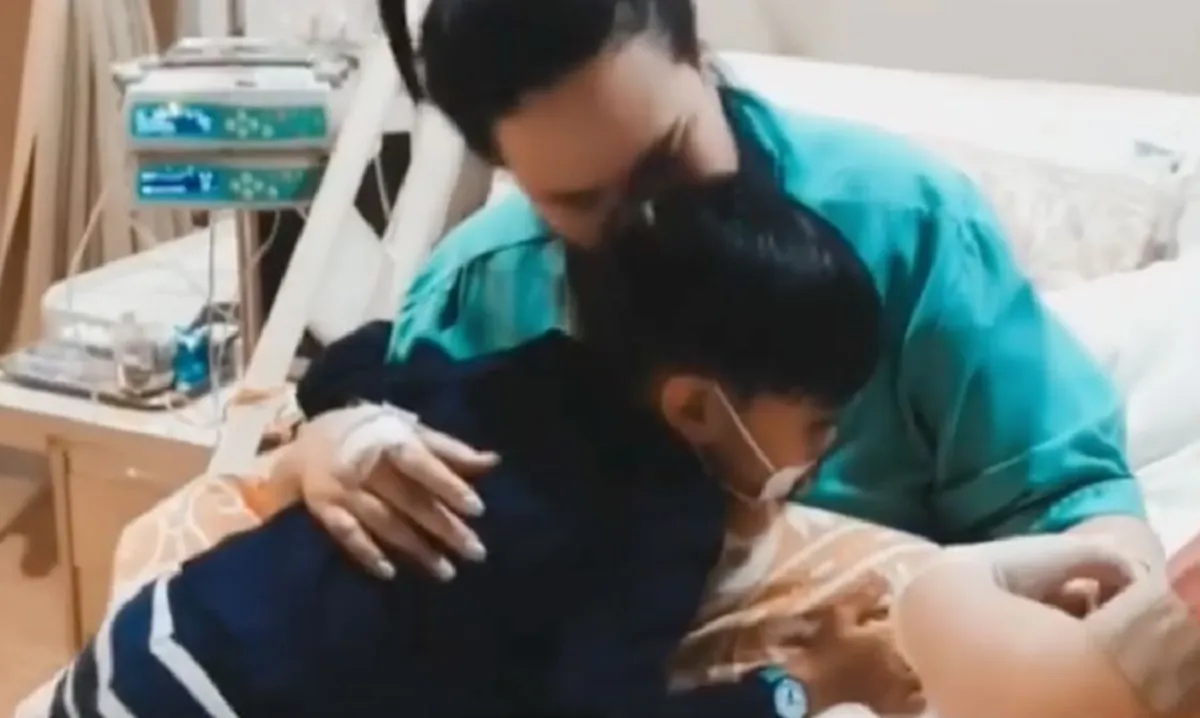 คนเป็นแม่หัวใจสลาย ทาทา ยัง เผยวินาที ลูกชาย ร่ำไห้ปล่อยโฮโผล่กอดไม่ปล่อย หลังรู้ว่าแม่ป่วยหนัก
