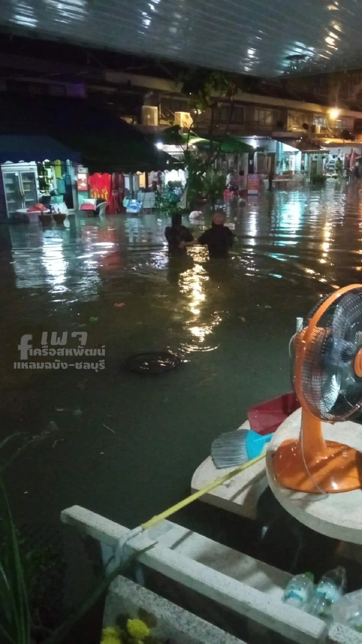 ชาวบ้านย้ายของไม่ทัน ฝนกระหน่ำหนักในพัทยา  2 ช.ม.  น้ำท่วมสูงเกือบมิตรรถจยย.