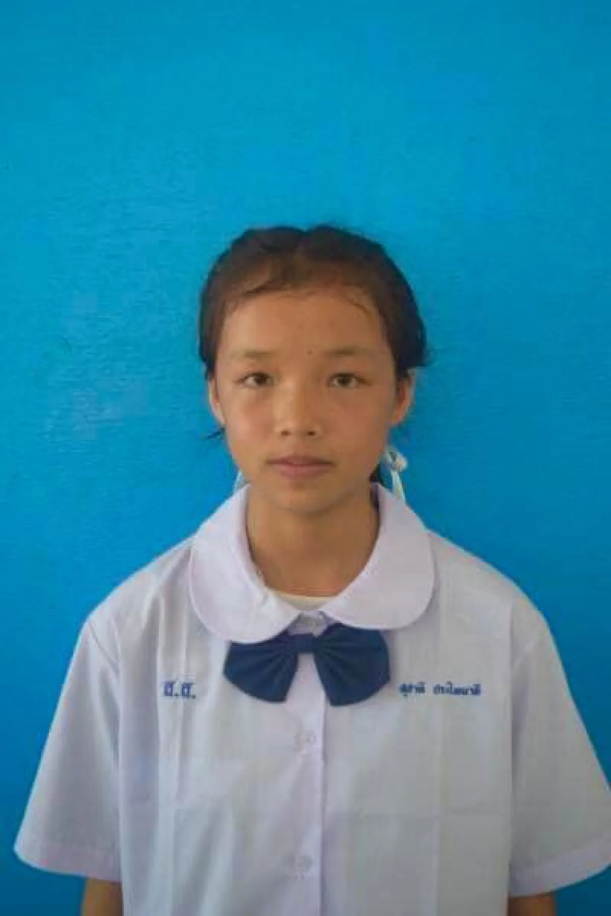 เด็กหญิงในหมู่บ้านอมก๋อยสูญเสียแม่กะทันหัน พ่อต้องไปทำงานไกล ครูสงสัยหายหน้า ตามมาเยี่ยมเห็นชีวิตถึงน้ำตาซึม