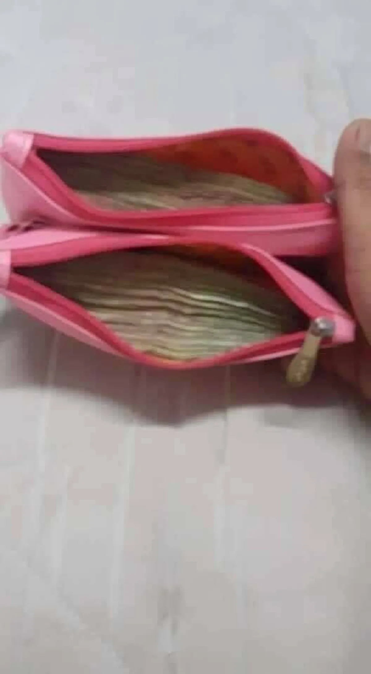 หนุ่มมือไม้สั่นไปส่งเมียเข้างาน เห็นป้าขายข้าวขับรถผ่าน ก่อนสังเกตเห็นกระเป๋าตังค์ เปิดมาปาดเหงื่อส่งโรงพักด่วน