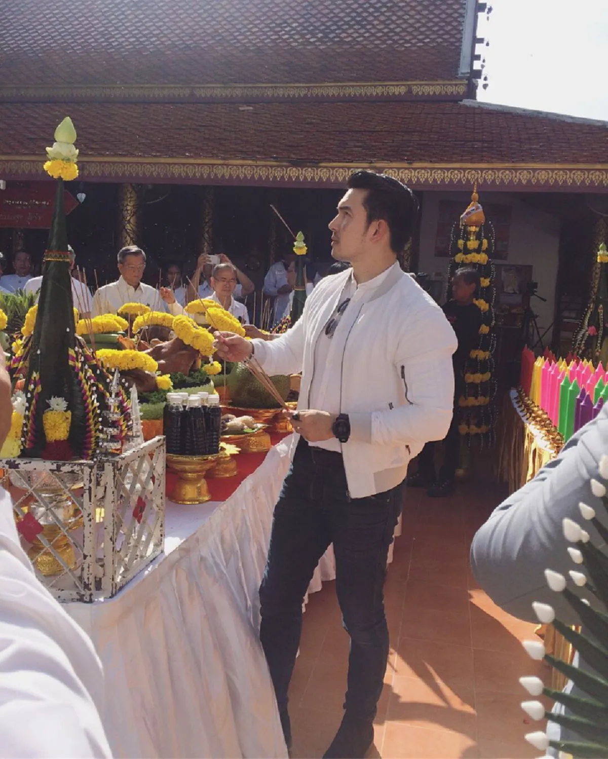 พลังแห่งศรัทธา!! "วัดบางเดื่อ บางปะหัน" จัดพิธีไหว้ครู บวงสรวงดวงพระวิญญาณพระเจ้าตากสินฯ.."อั้ม อธิชาติ" ร่วมงานบุญ!! (มีคลิป)
